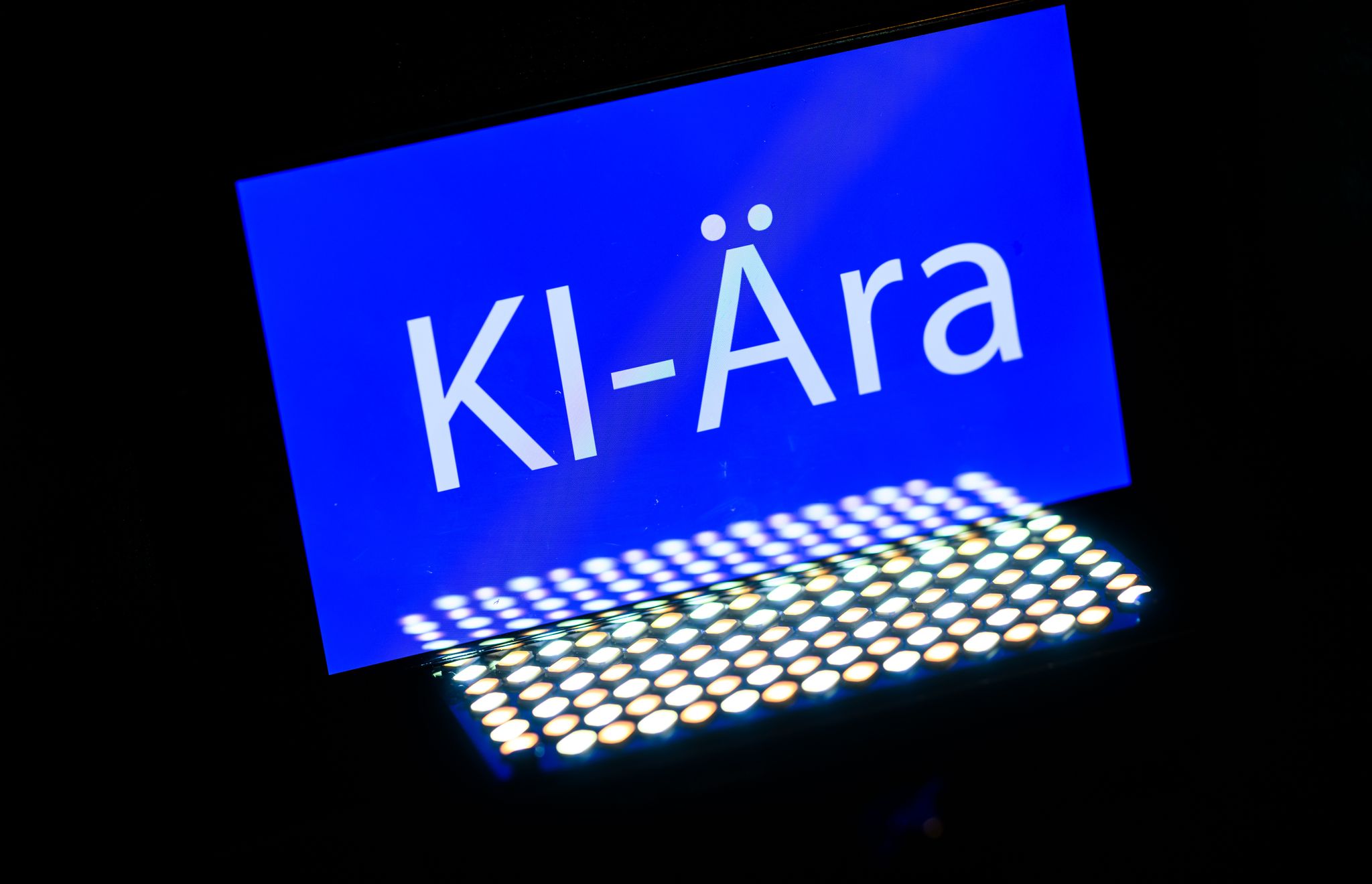 Das Wort des Jahres 2025 ist «KI-Ära». Voraussichtlich 2026 werden viele Verbraucherinnen und Verbraucher erstmals einer Weiterentwicklung der Technologie begegnen - beim Online-Einkauf. (Symbolbild)