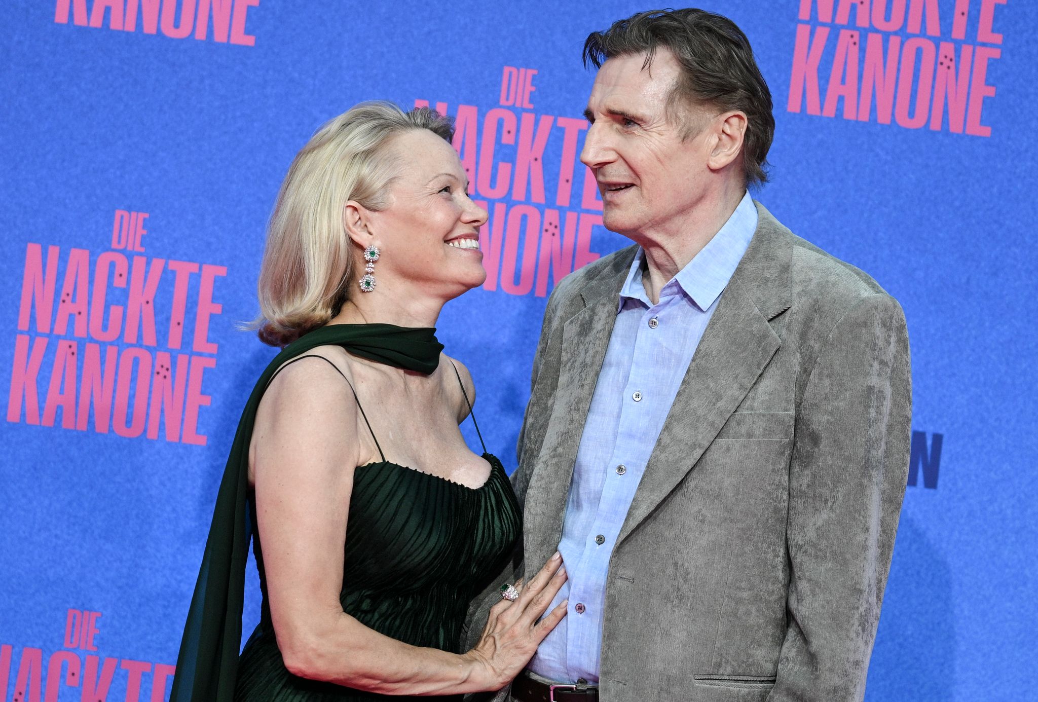 Pamela Anders und Liam Neeson bei Pressetermin für «Die nackte Kanone». (Archivbild)