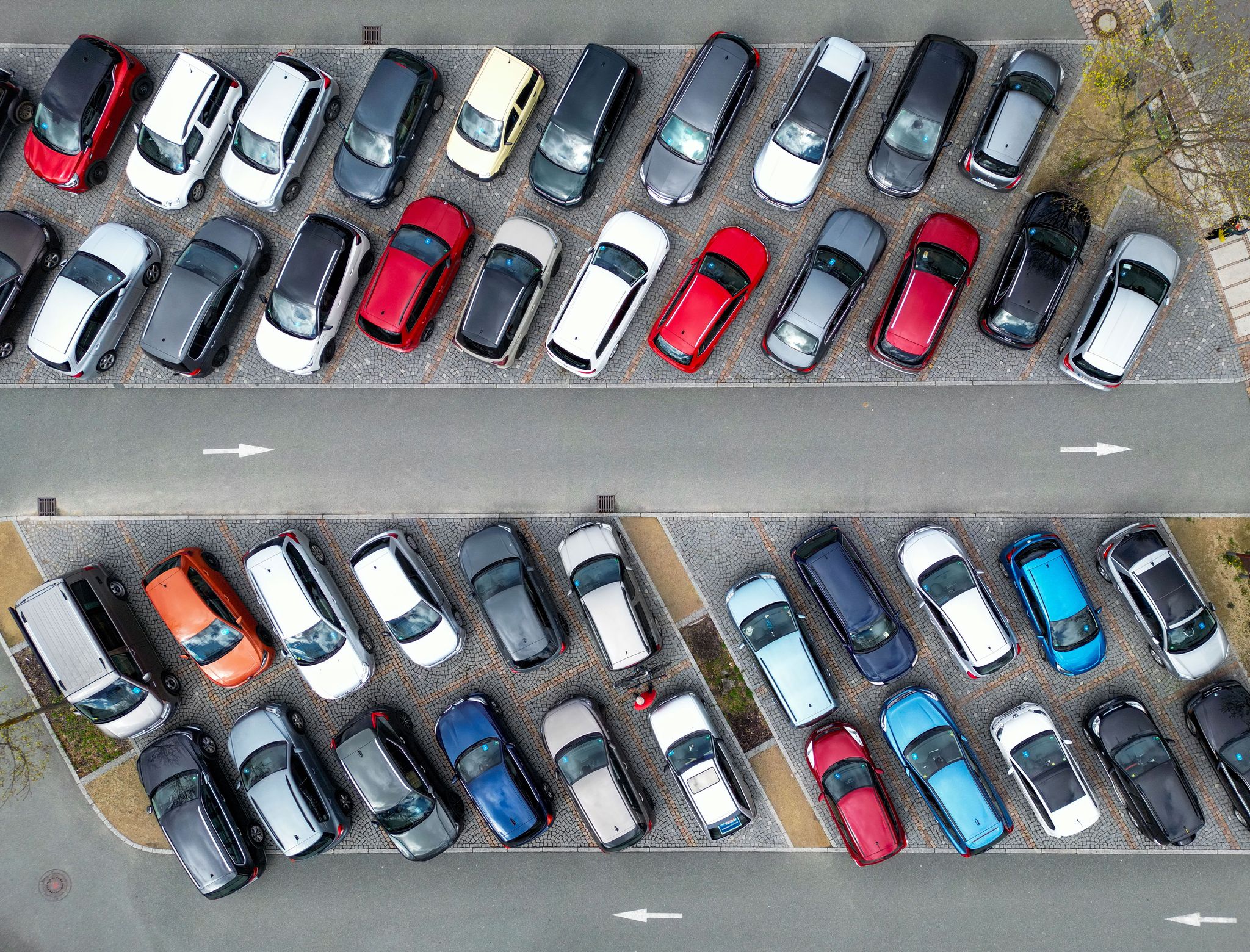 Bei Pkw-Neuzulassungen dominieren weiter gedeckte Lackierungen. (Archivbild)