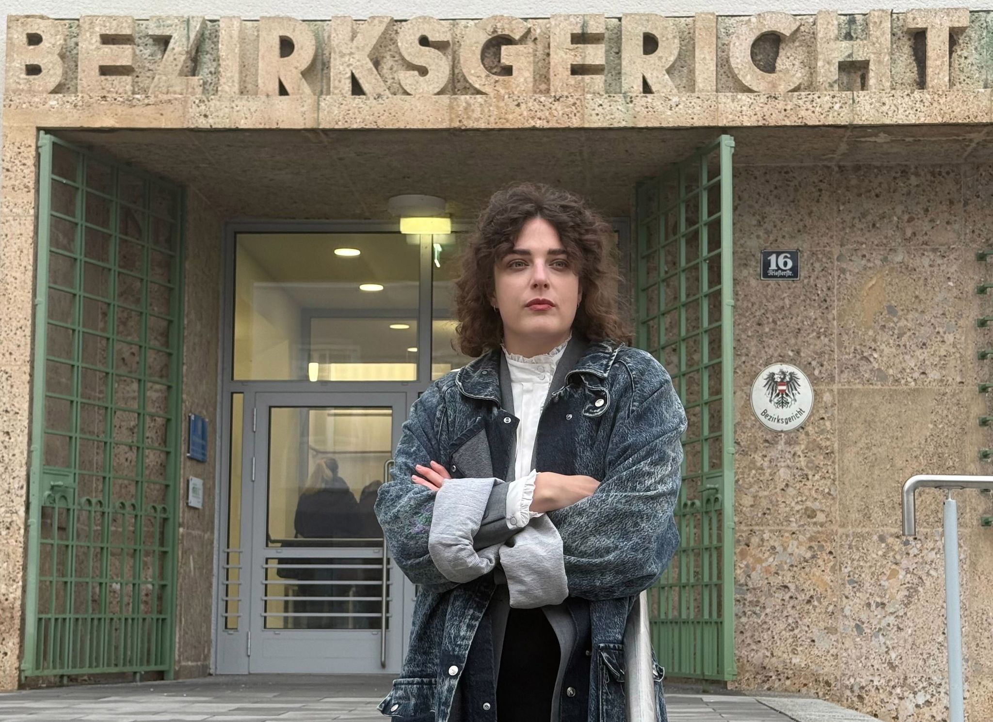 Für einen Biss in den Po eines Kollegen muss die Schauspielerin Anna Werner Friedmann 2.100 Euro Geldbuße bezahlen.