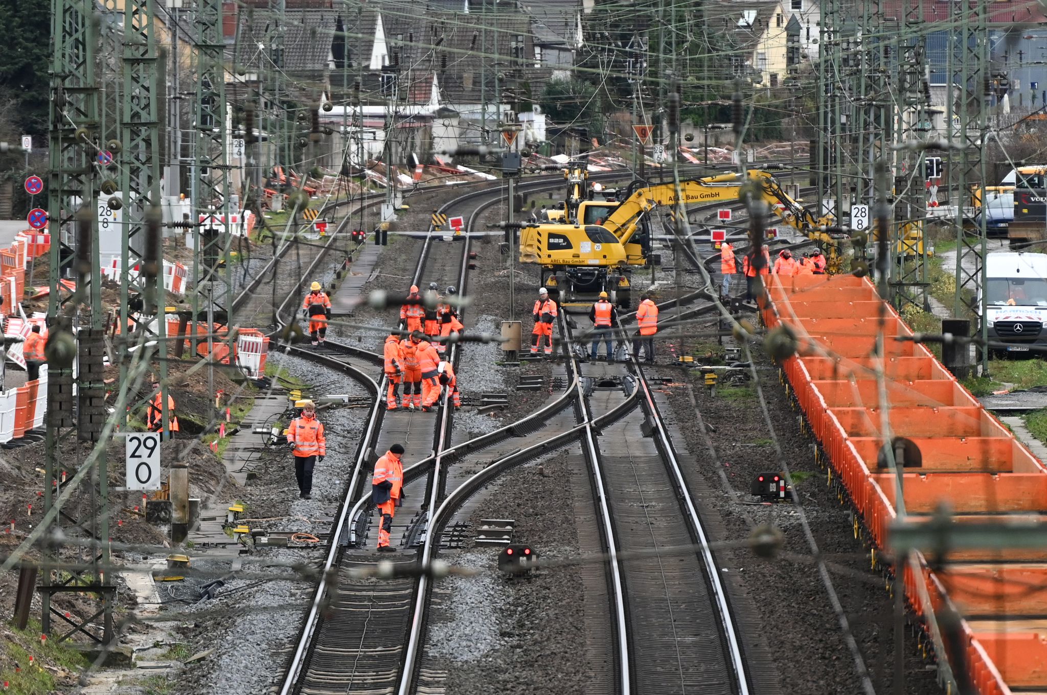 Monatelang war die Riedbahn wegen einer Generalsanierung gesperrt, seitdem sind die Züge nach Angaben der Deutschen Bahn pünktlicher. (Archivbild)