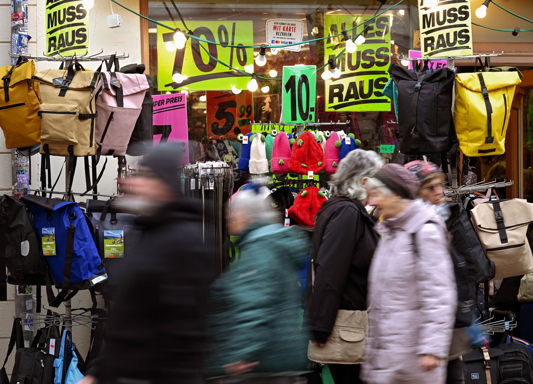 Sparen und auf größere Anschaffungen verzichten, das ist zurzeit das Credo der Verbraucherinnen und Verbraucher. (Archivbild)