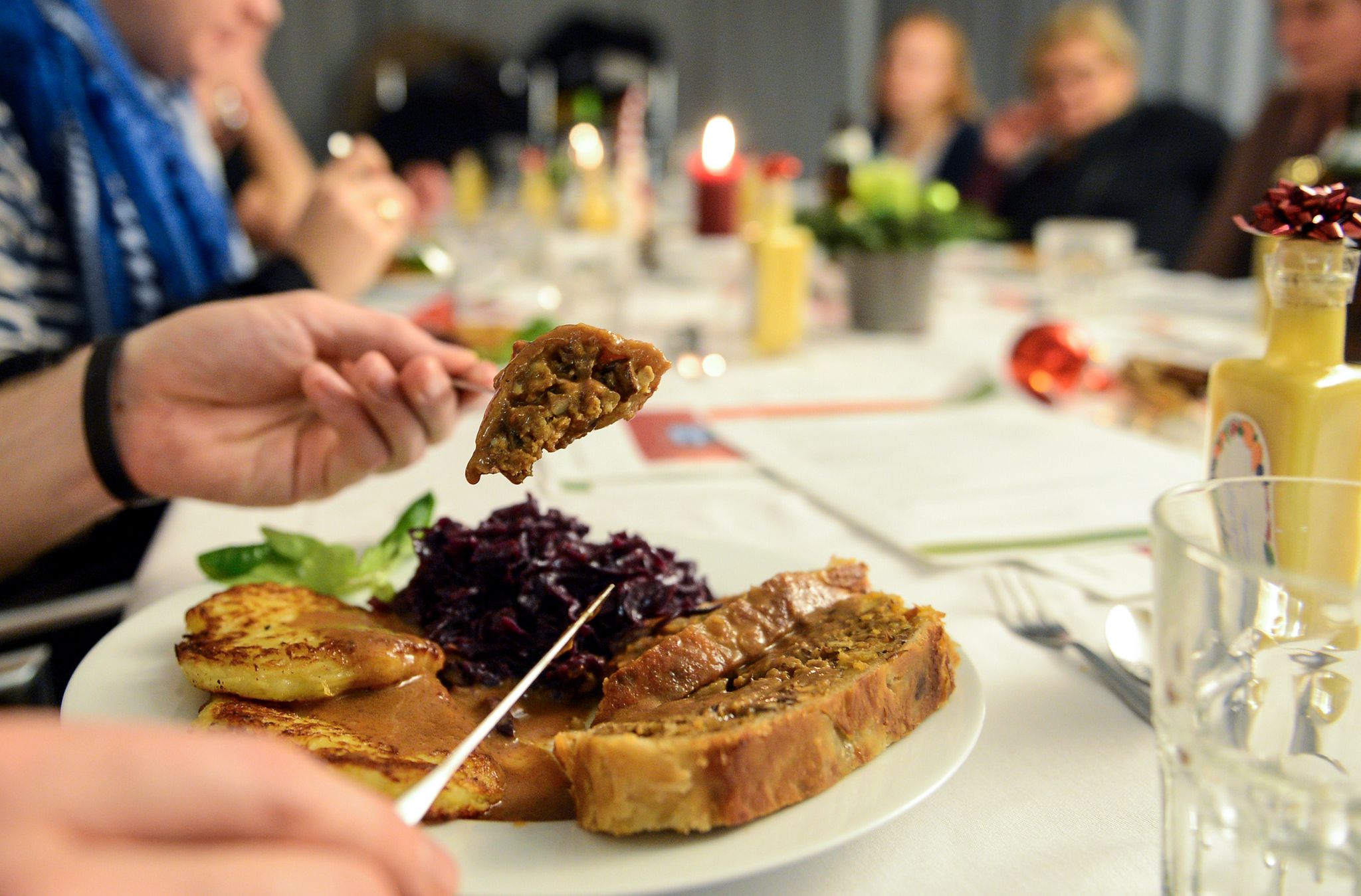 Vegetarische Gerichte mit saisonalem Gemüse wie Rotkohl, Wirsing oder Rote Bete sind günstige Alternativen zum klassischen Festtagsbraten.
