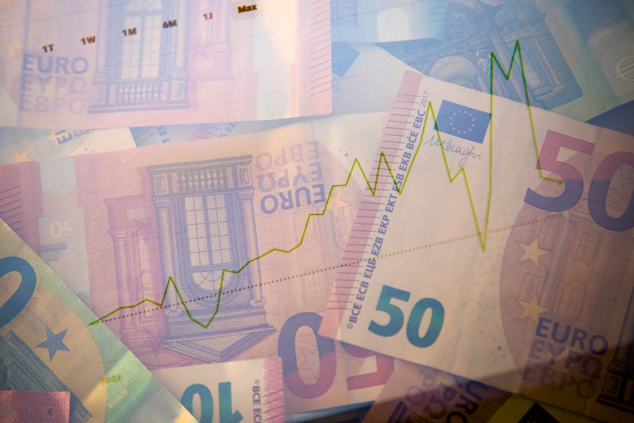 Wer im Ausland investiert, zahlt oft doppelt Steuern: Schließlich müssen Kapitalerträge dann in zwei Ländern versteuert werden.