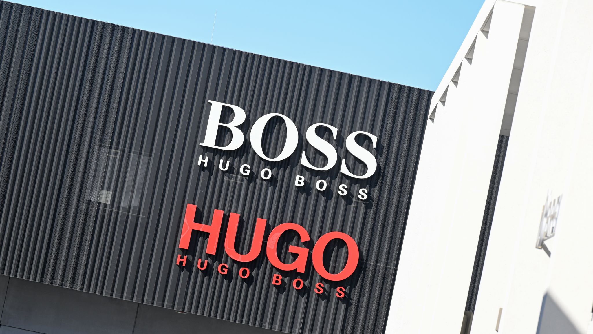Der Modekonzern Hugo Boss rechnet für 2026 mit einem Umsatzrückgang. Erst ab dem Jahr 2027 sollen sich die Zahlen wieder verbessern. (Archivbild)