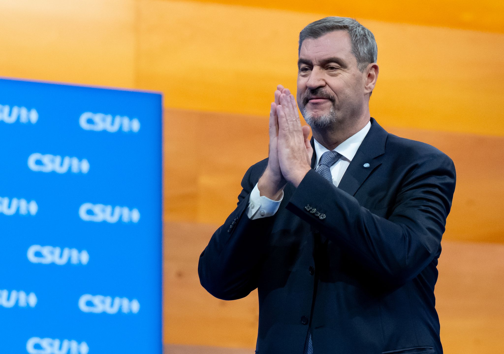 Große Freude sieht anders aus: CSU-Chef Söder bleibt im Amt, aber seine Parteibasis hat ihm einen schmerzhaften Parteitag bereitet.