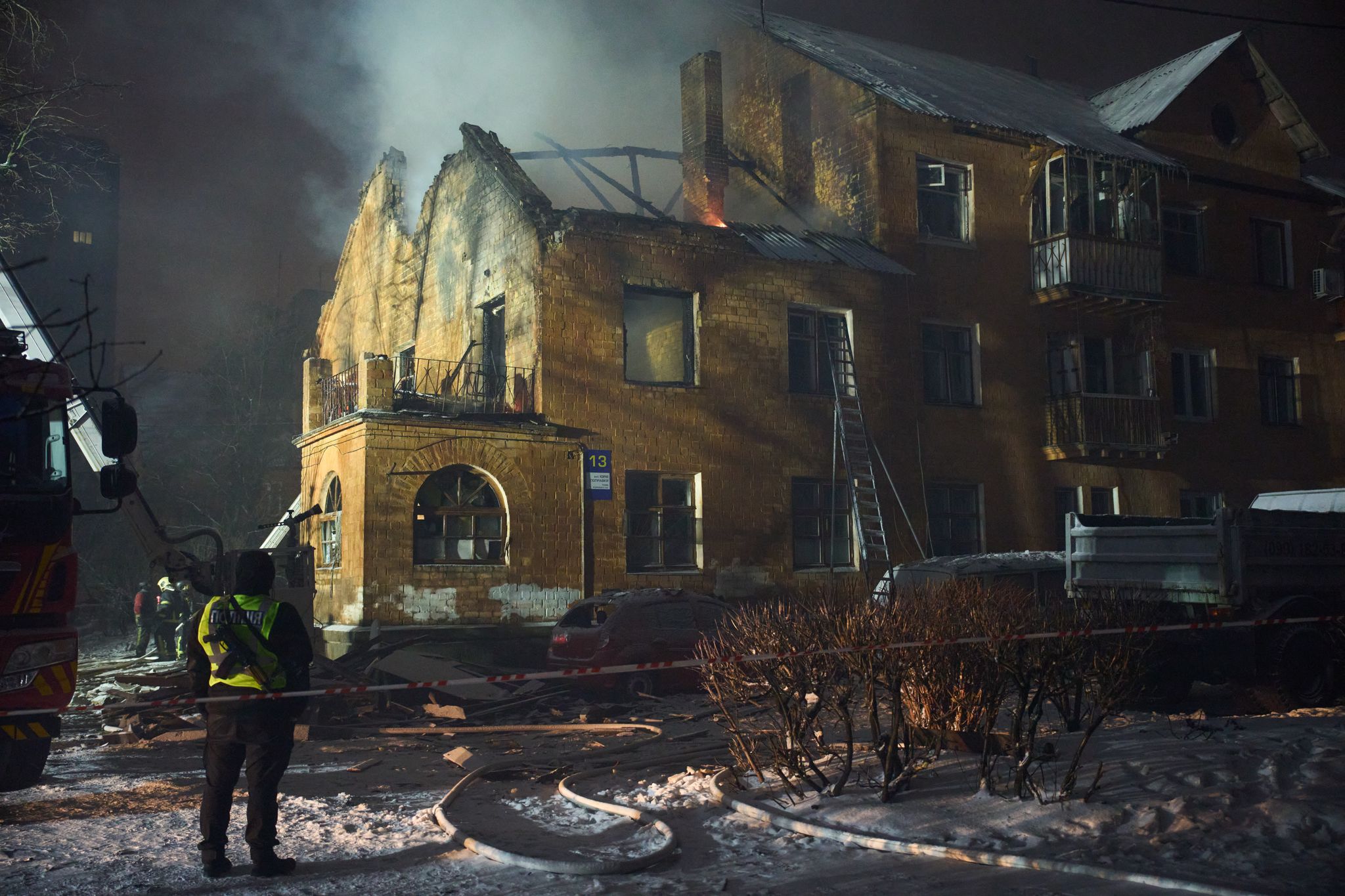 In der Hauptstadt Kiew werden immer wieder auch Wohnhäuser beschädigt.