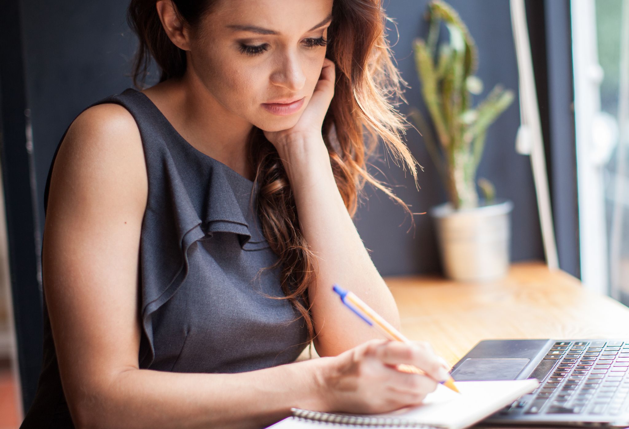 Jahresrückblick im Beruf: Der Jahreswechsel bietet die ideale Gelegenheit, die eigene Karrieresituation kritisch zu hinterfragen und zu bewerten.