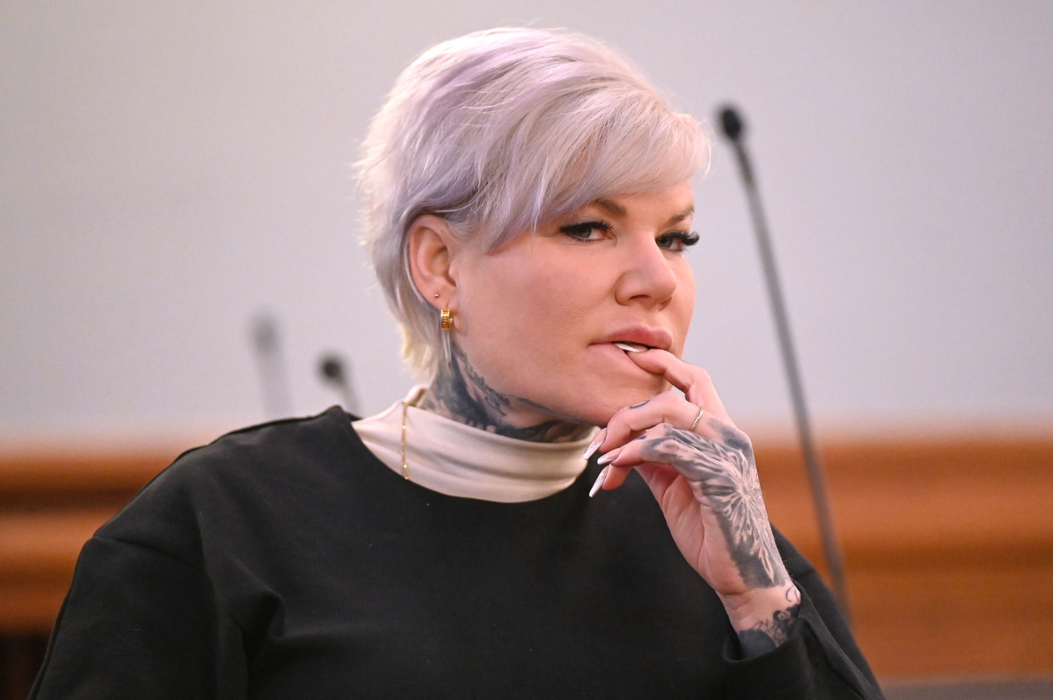 Melanie Müller steht vor Gericht, weil sie bei einem Konzert den Hitlergruß gezeigt haben soll. Es handelt sich um einen Berufungsprozess.