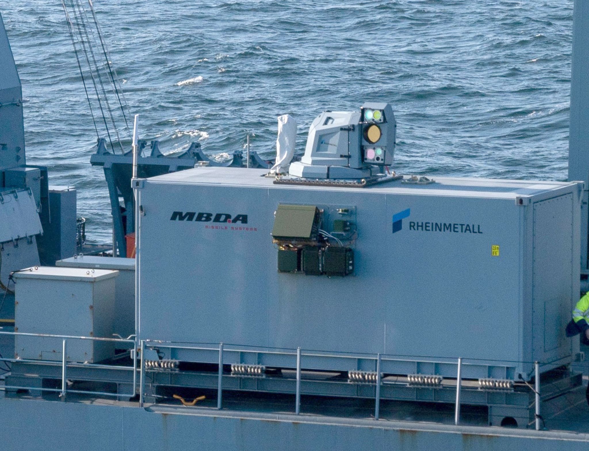 Der Laserdemonstrator von Rheinmetall und MBDA auf einem deutschen Marineschiff. Inzwischen ist er an Land gebracht worden.