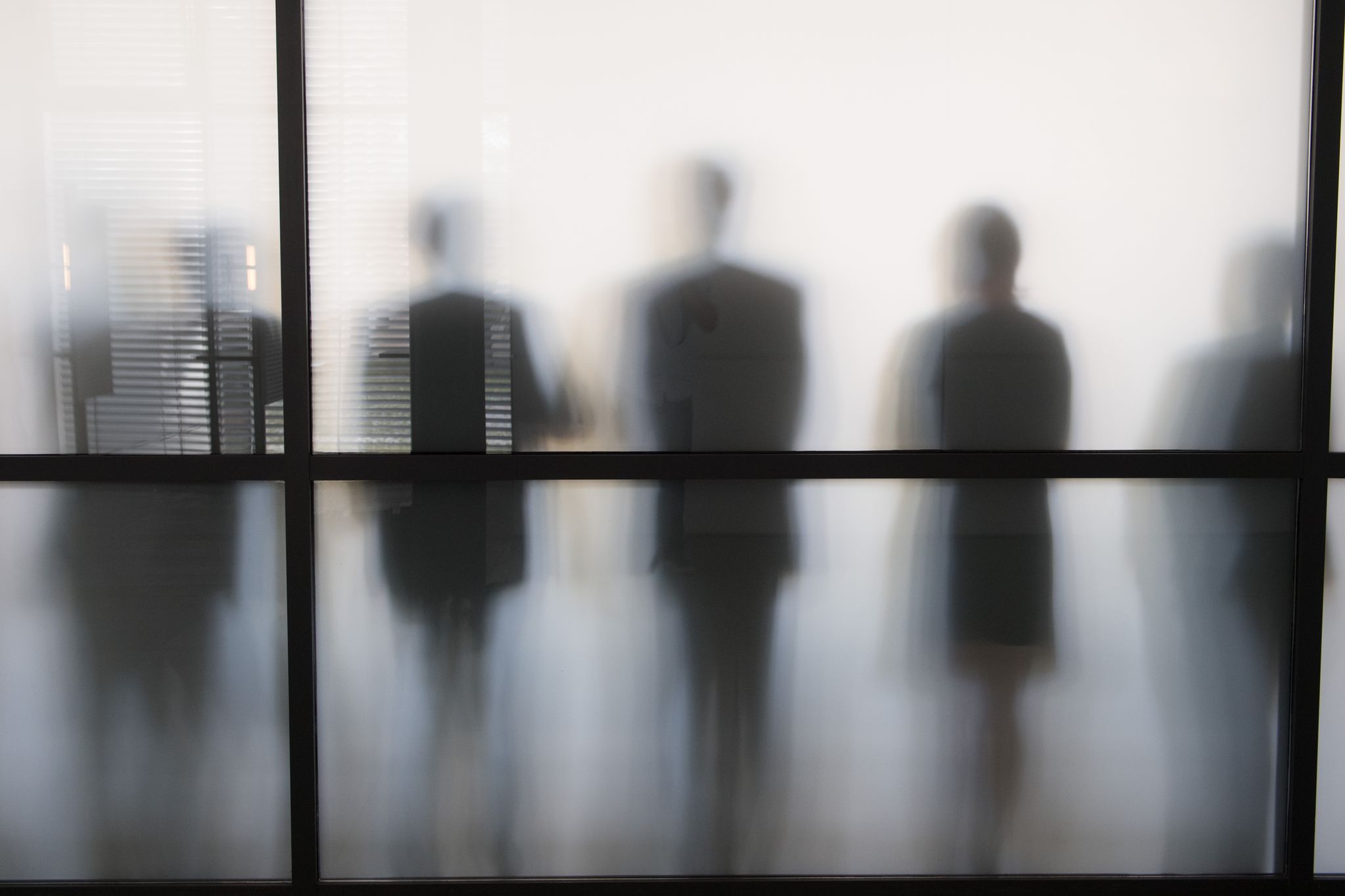 Kleine Notlügen im Job sind alltäglich: Oft geht es darum, sich selbst oder andere zu schützen.