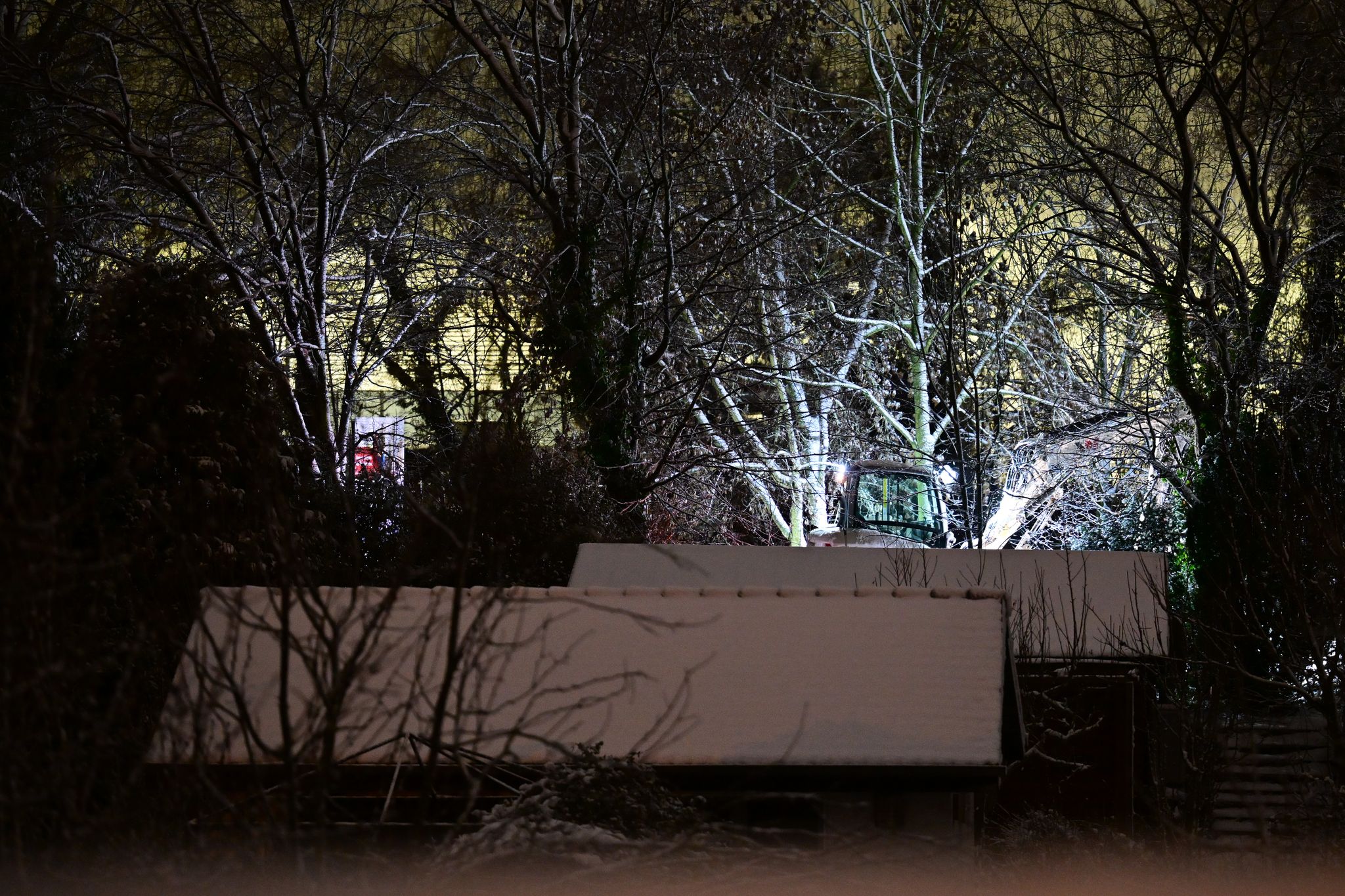 Der Brand an einer Kabelbrücke hat bei Tausenden Haushalten den Strom ausfallen lassen.