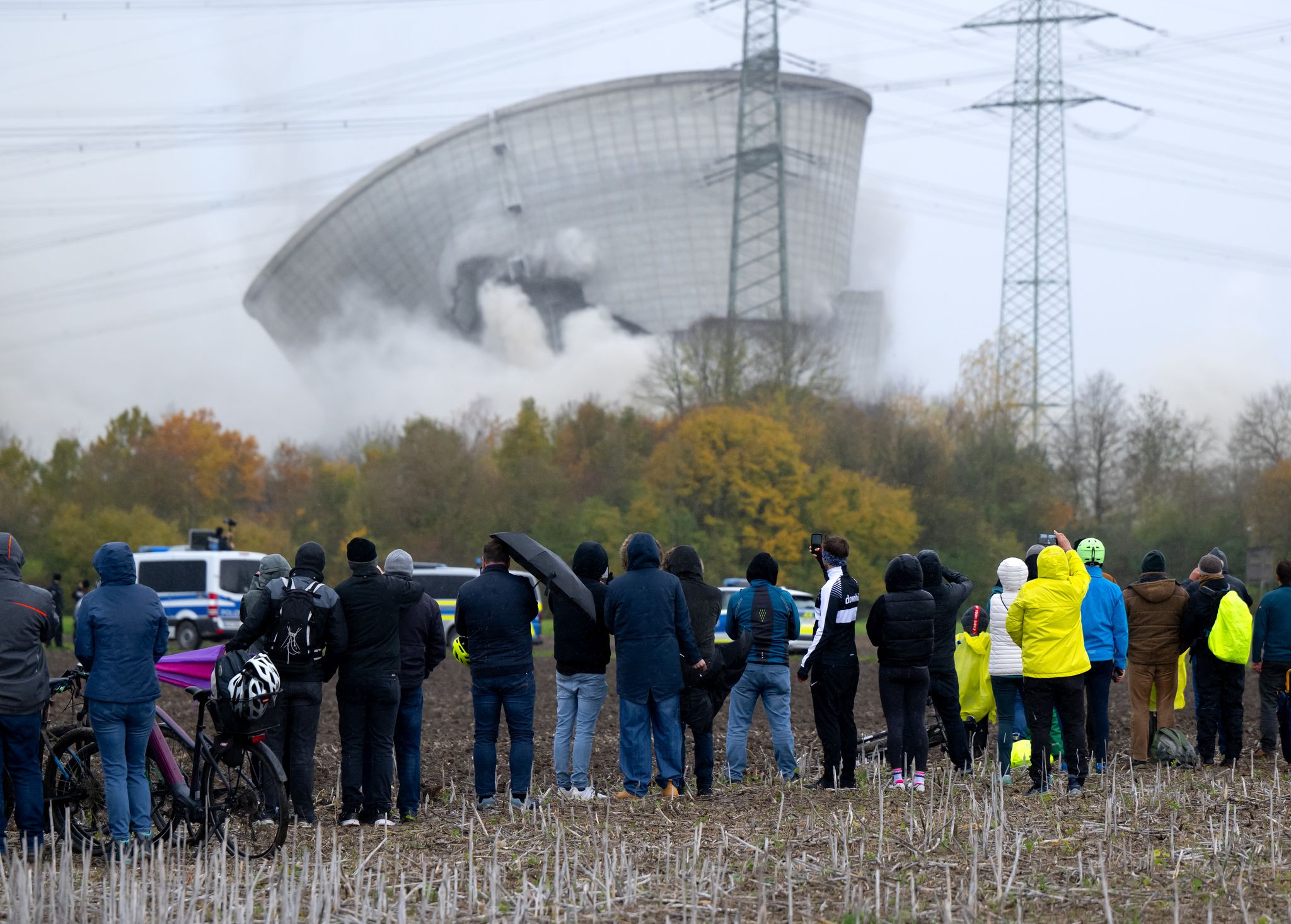 Seit dem Ausstieg aus der Kernenergie 2023 machen Atommeiler in Deutschland meist durch Sprengungen auf sich aufmerksam. Die CSU will die Technologie nun aber wieder ins Land zurückholen - mit modernen Mini-Atommeilern. (Symbolbild)