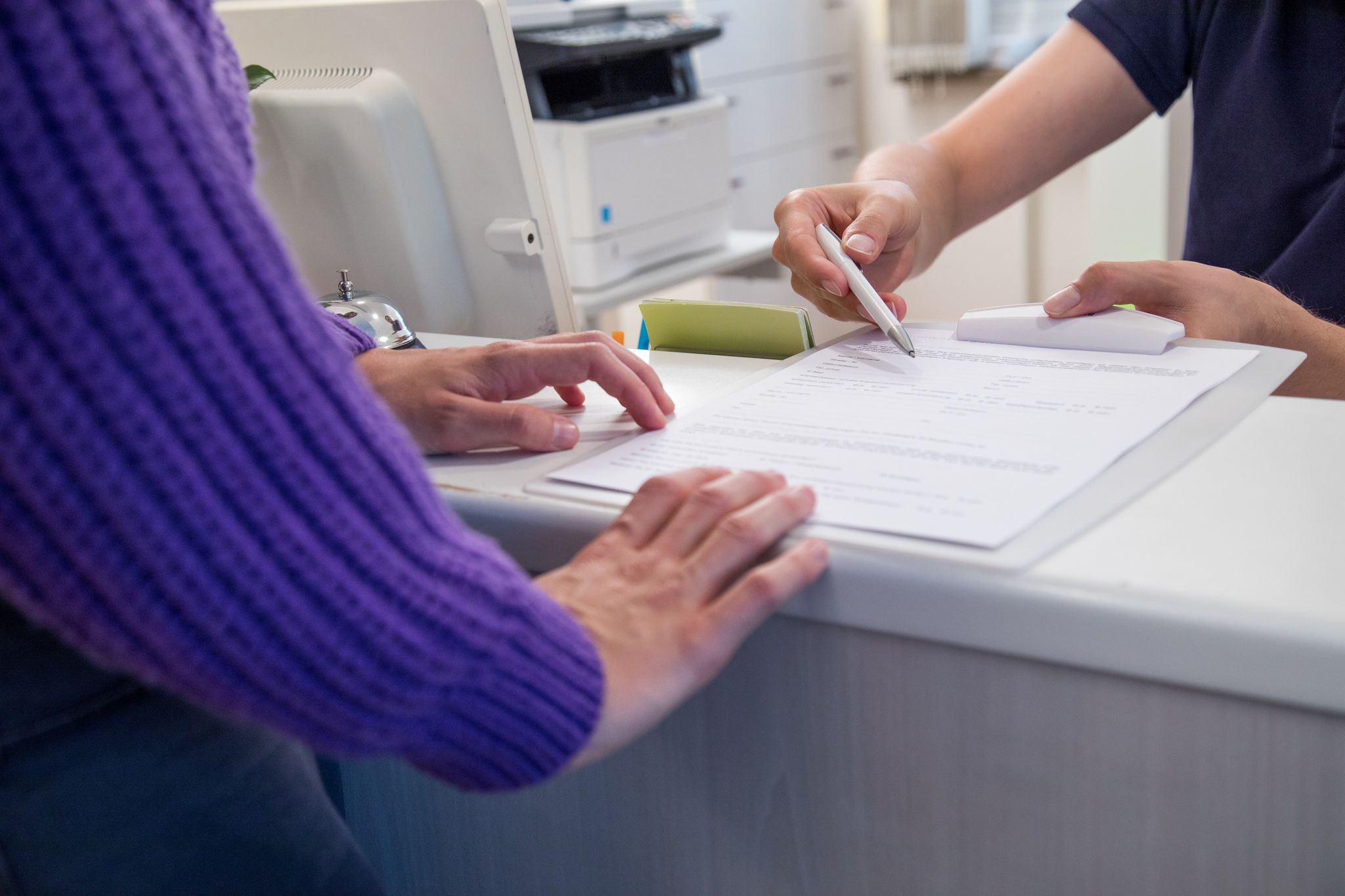 Wichtige Informationen wie Vorerkrankungen, Allergien oder Medikamente sollten im Anamnesebogen angegeben werden.