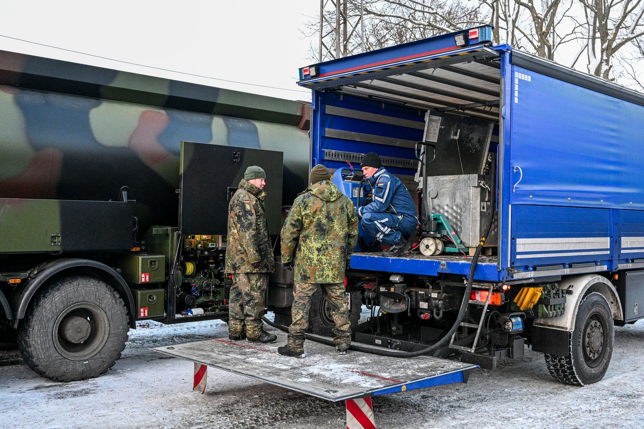 Die Bundeswehr unterstützt das Technische Hilfswerk bei der Betankung mit Diesel, der für Notstromaggregate benötigt wird.