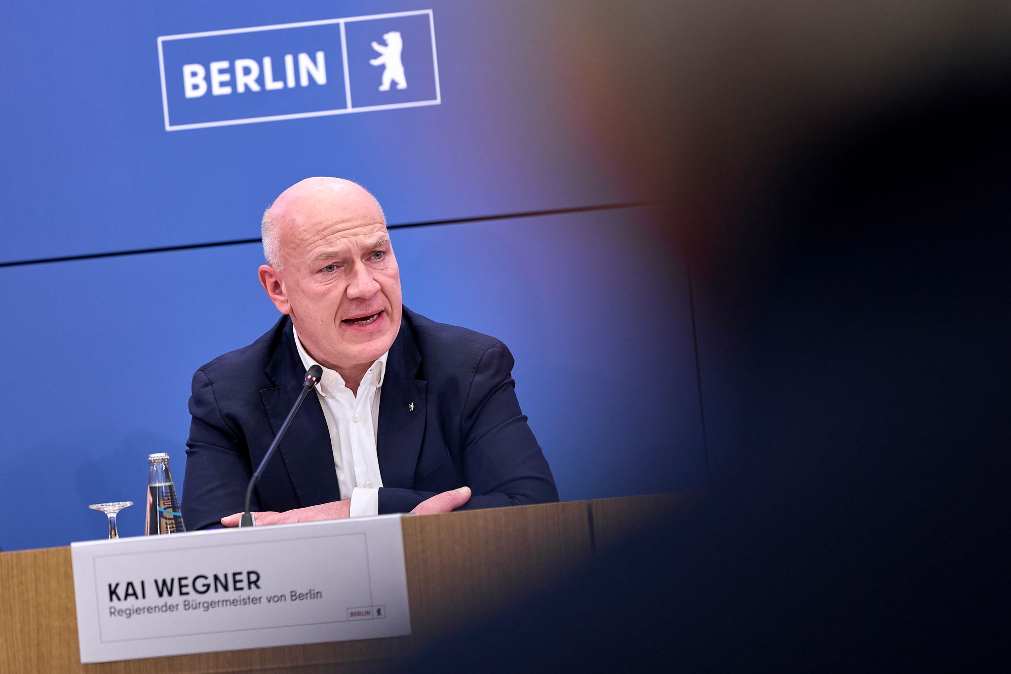 Berlins Regierender Bürgermeister Kai Wegner (CDU) war am ersten Tag des Stromausfalls nicht vor Ort im Bezirk Steglitz-Zehlendorf. (Archivbild)