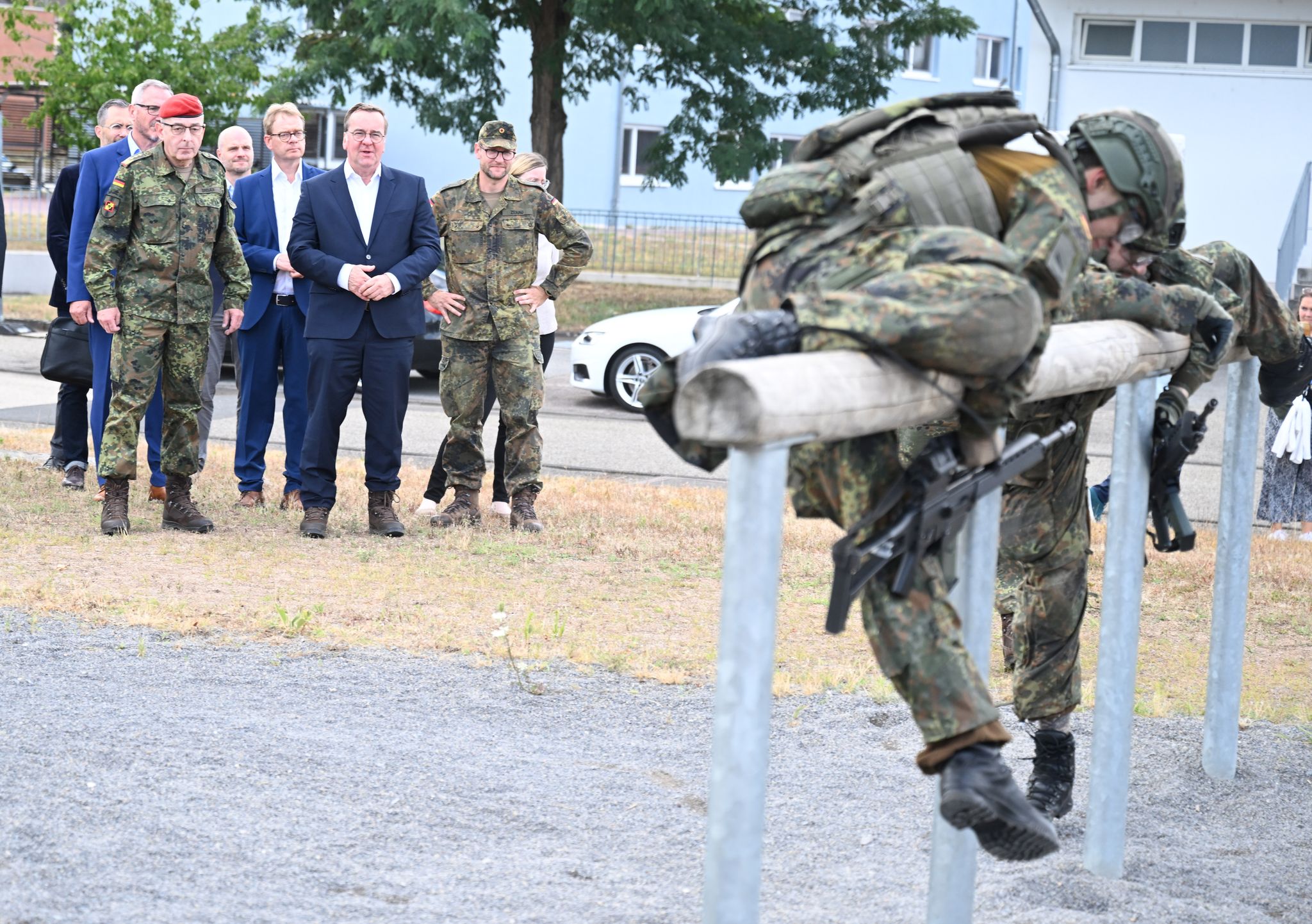 Verteidigungsminister Pistorius und Generalinspekteur Breuer fordern Unterstützung für den neuen Wehrdienst. (Archivbild)
