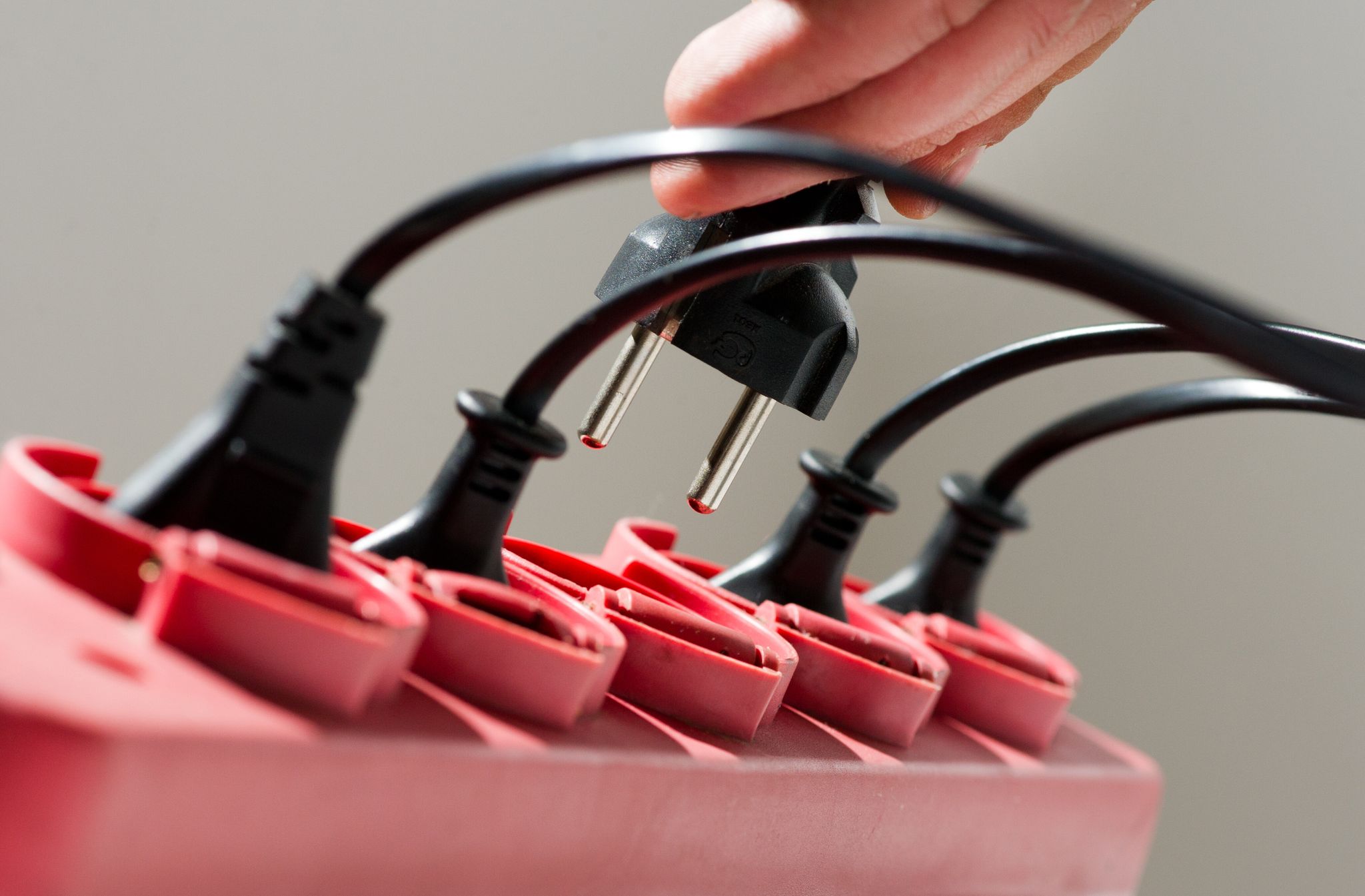 Nach einem Stromausfall steigt die Brandgefahr, wenn elektrische Geräte unbeaufsichtigt wieder anlaufen: Herd, Bügeleisen und Heizlüfter sollten ausgeschaltet oder vom Netz getrennt werden.