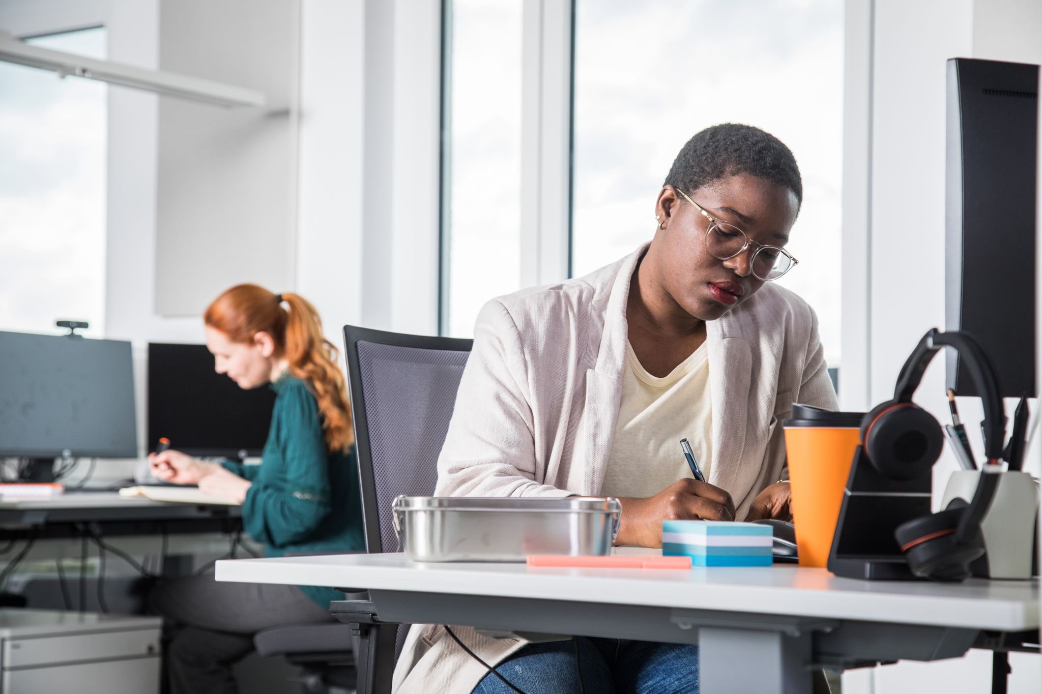 Den Job wechseln oder bleiben? Zwischen gesunder Selbstfürsorge und vorschneller Kündigung liegt oft ein klärendes Gespräch.