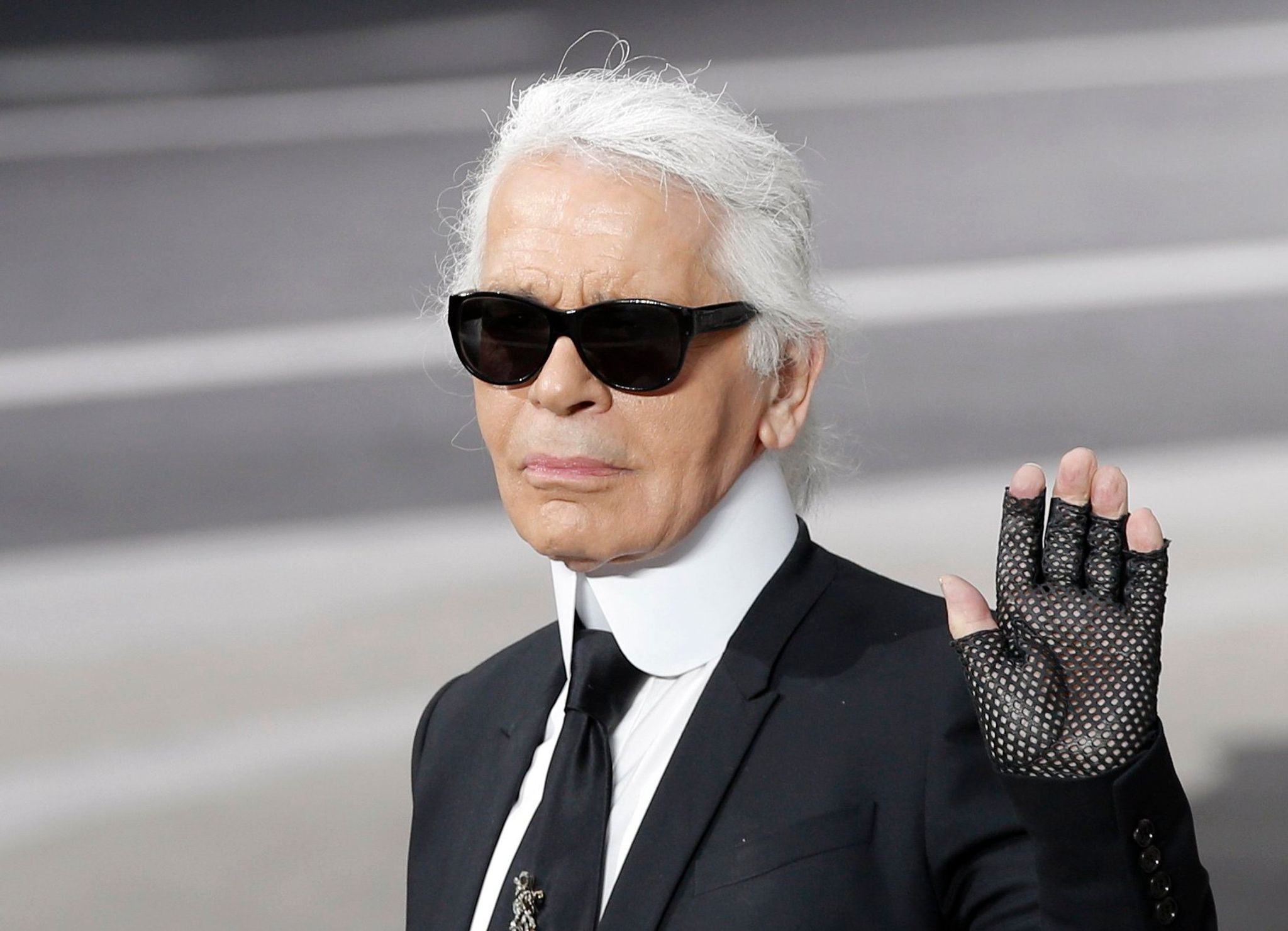 Karl Lagerfeld bestimmte mehr als ein halbes Jahrhundert lang die Mode mit - jetzt gibt es eine Serie über ihn.