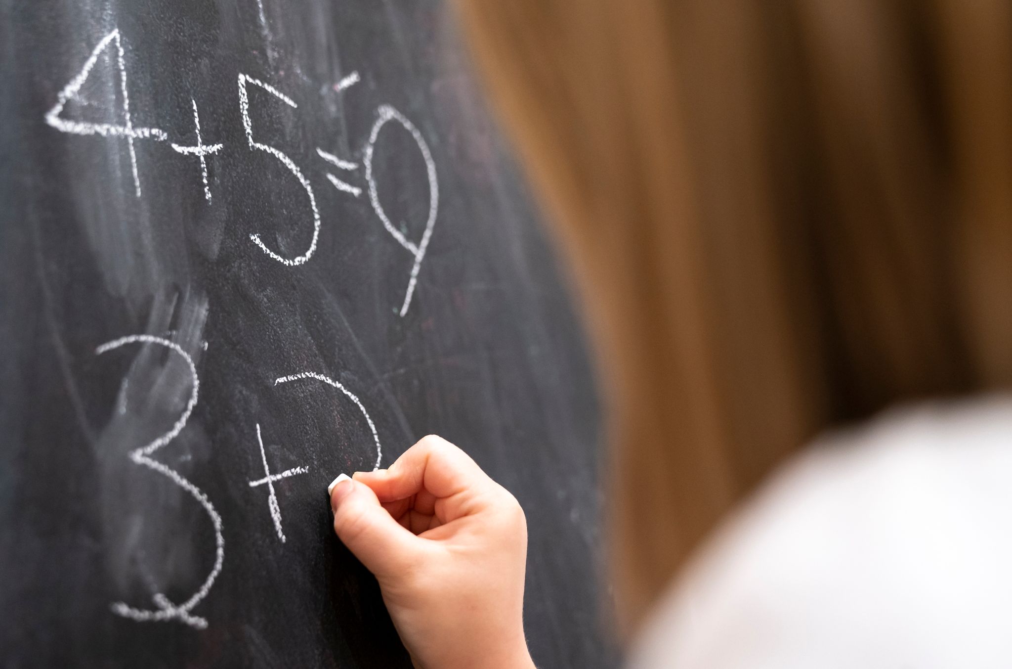 Mathe fällt nicht jedem leicht. Aber es gibt Möglichkeiten, matheschwachen Kindern das Fach im Alltag spielerisch näherzubringen.
