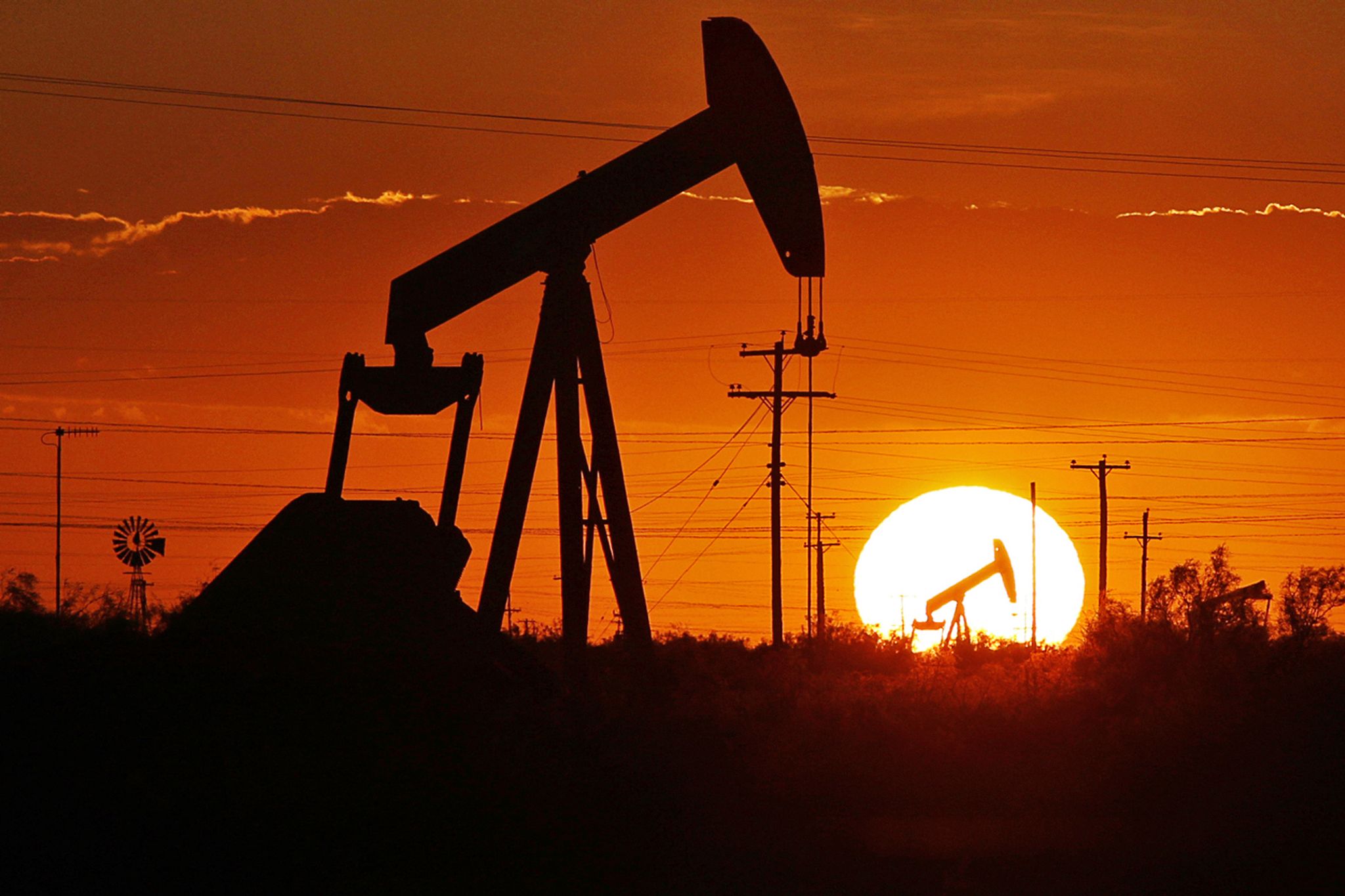Pumpe in einem Ölfeld: Nach wie vor dominiert das knappe Angebot die Marktlage.