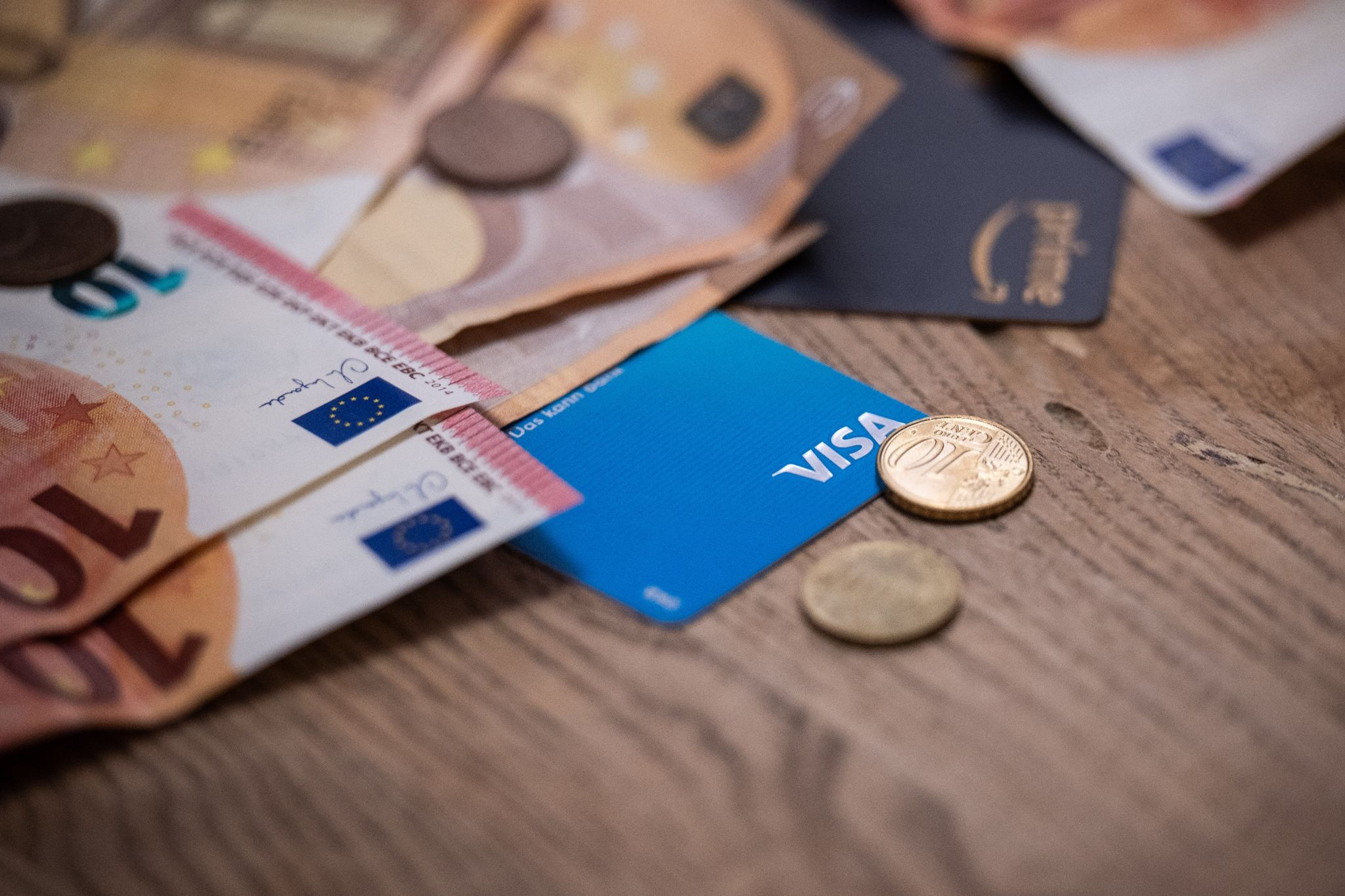 In Deutschland ist die Zahl von überschuldeten Menschen leicht angestiegen.