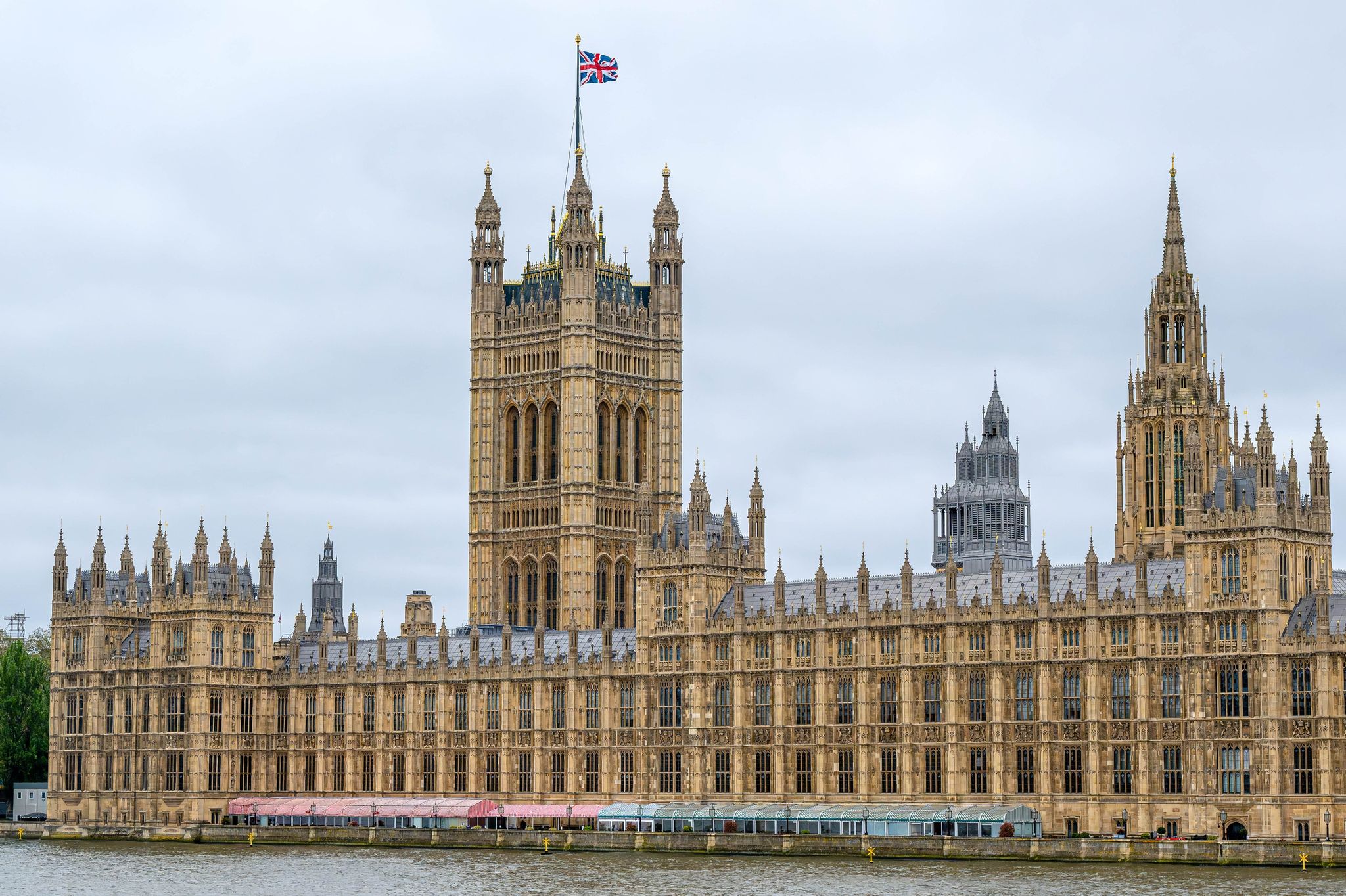 Der Palace of Westminster an der Themse. Großbritanniens konservative Regierung lässt sich nicht von ihren Plänen abbringen, Migranten unabhängig von ihrer eigentlichen Herkunft nach Ruanda abschieben zu wollen.