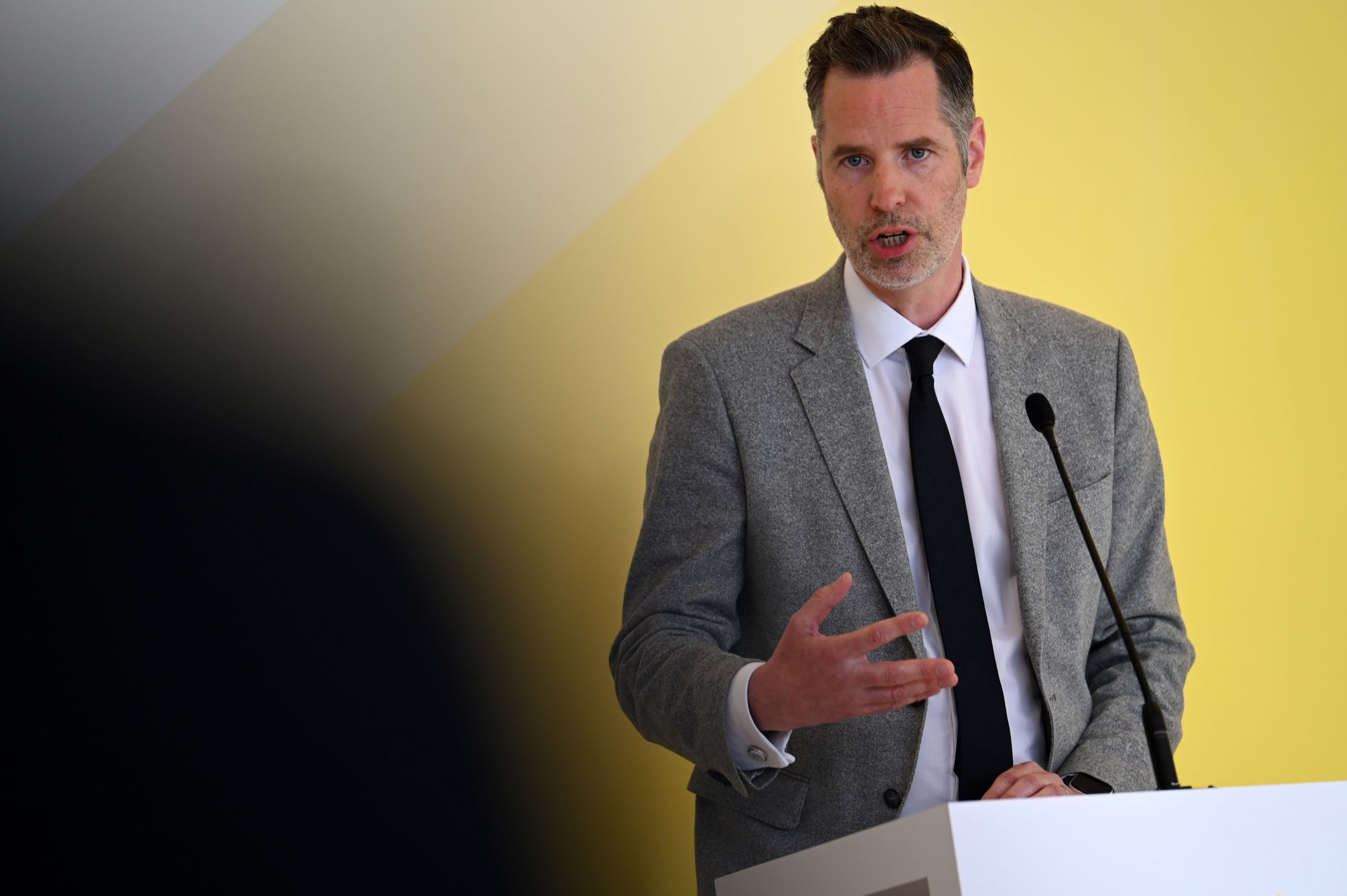 Der FDP-Fraktionsvorsitzende Christian Dürr wünscht sich eine Debatte über die Durchführung von Asylverfahren in Drittstaaten außerhalb Europas.