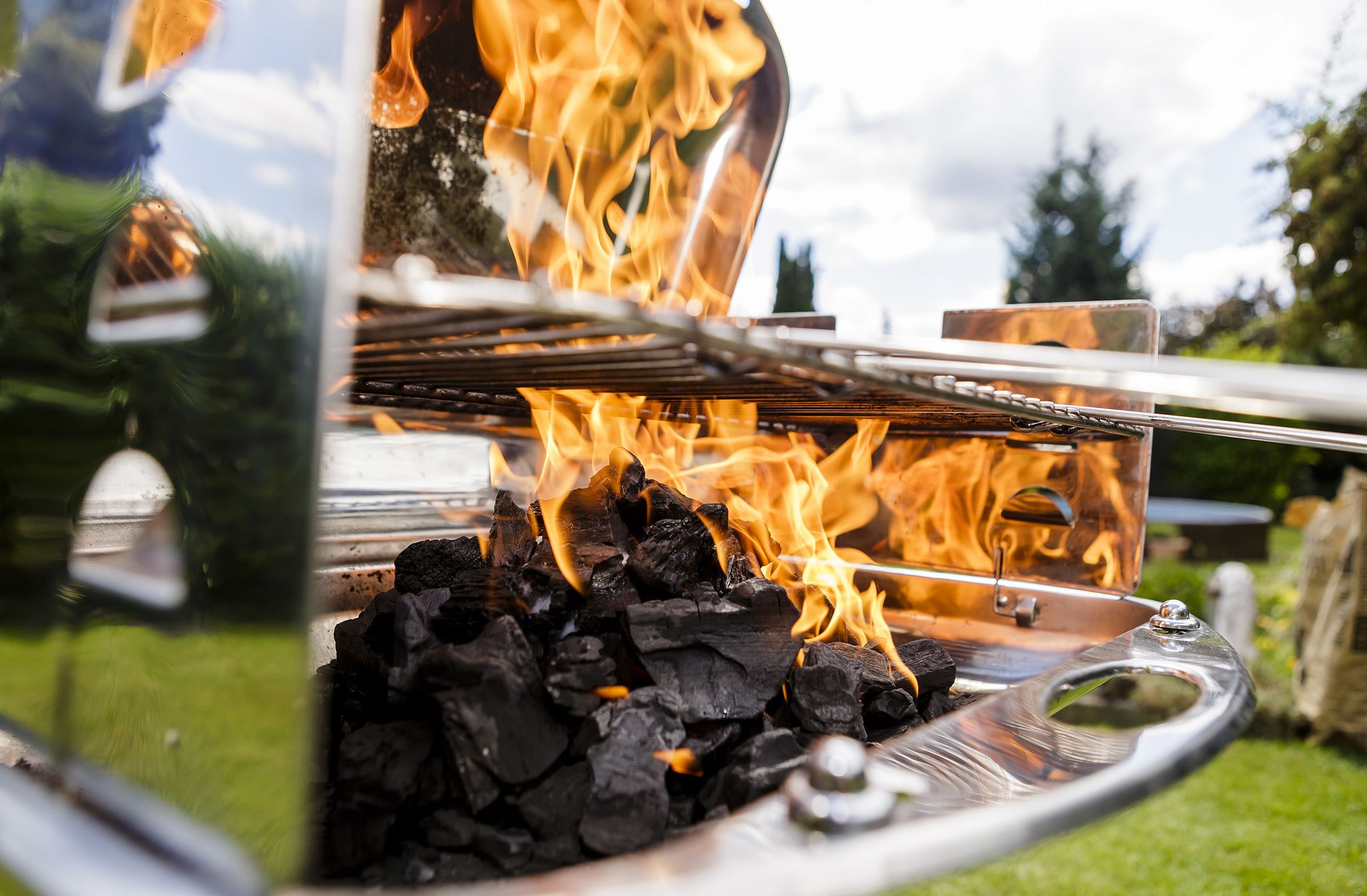 Den Grill ordentlich anheizen, das geht auch ohne Brennspiritus.