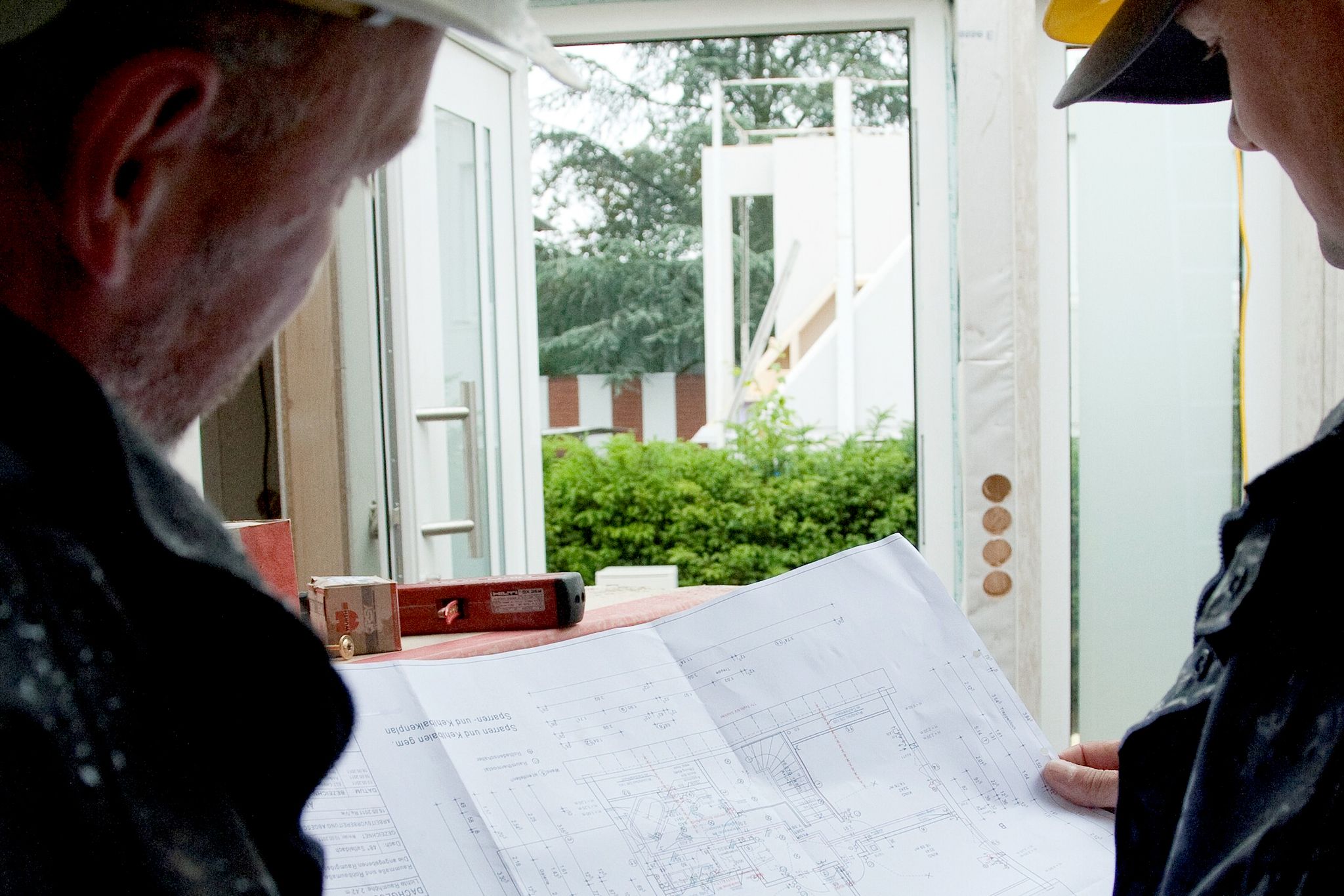 Projekt Eigenheim: Der Bauantrag sollte erst gestellt werden, wenn der Zeitpunkt für den Bau oder Umbau feststeht, da eine Baugenehmigung mit der Zeit erlöschen kann.