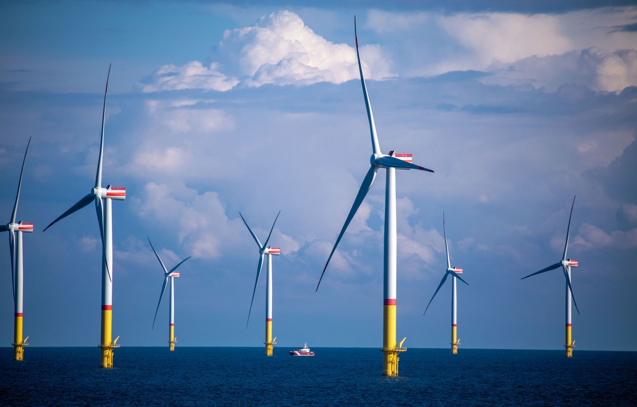 Ein Arbeitsschiff bringt Monteure zu Windrädern, die in der Ostsee zwischen den Inseln Rügen und Bornholm (Dänemark) stehen.