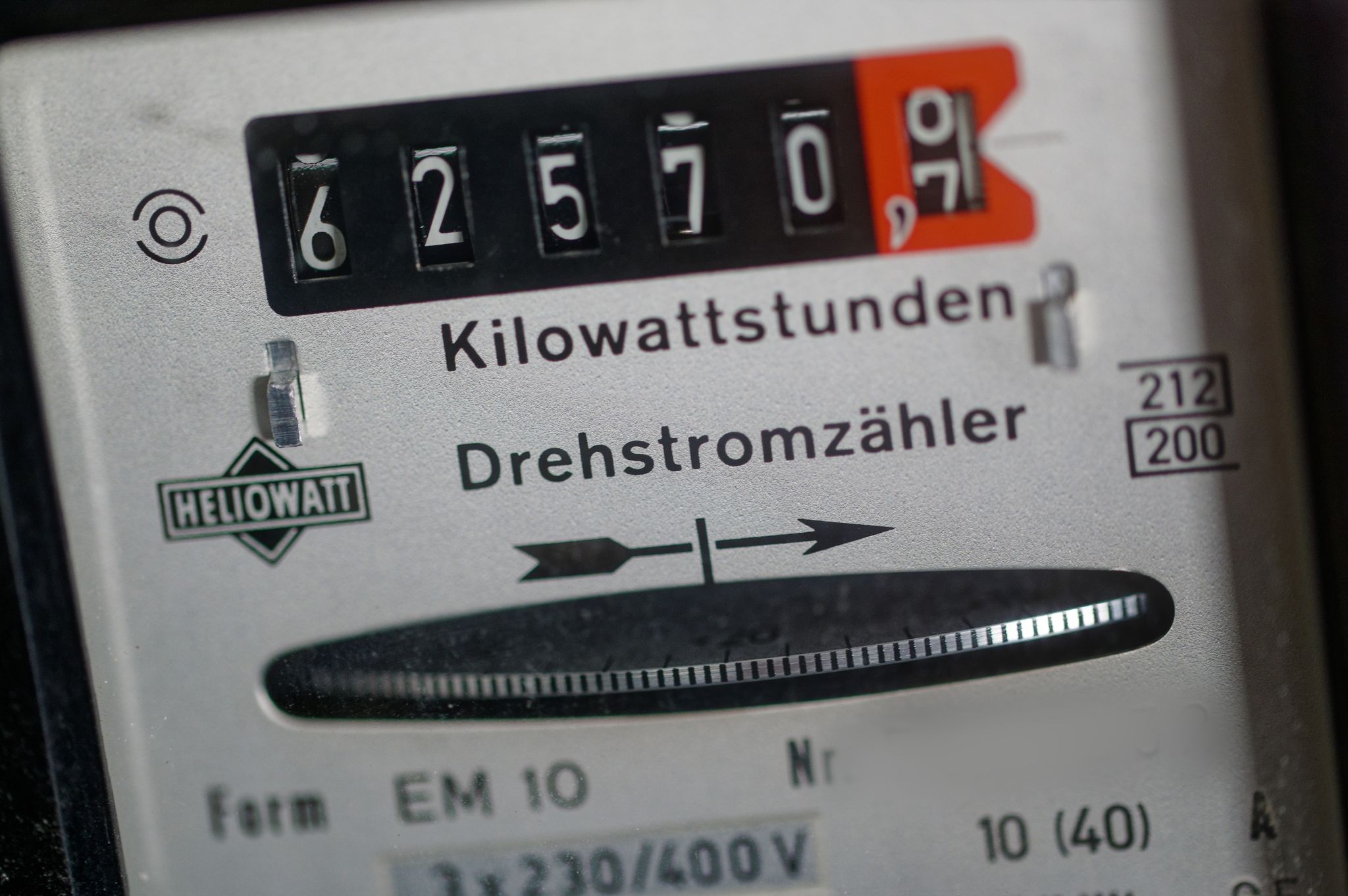 Rund 10 Millionen Haushalte in Deutschland beziehen Strom über den Grundversorgungstarif und bezahlen damit mehr als sie müssten.