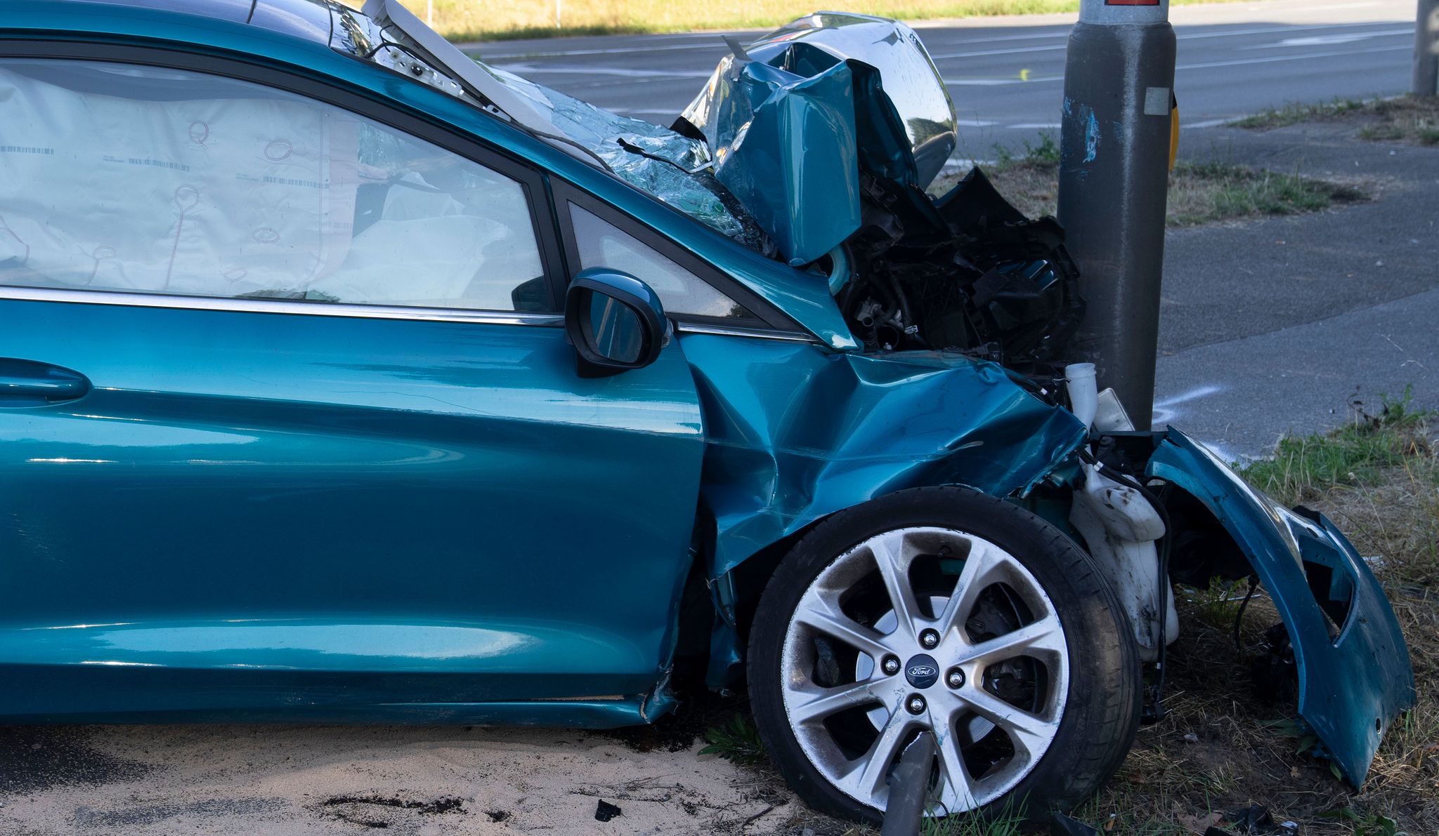 Ein PKW ist nach einem Unfall schwer beschädigt. Die Autoversicherung greif, ist aber erheblich teurer geworden.