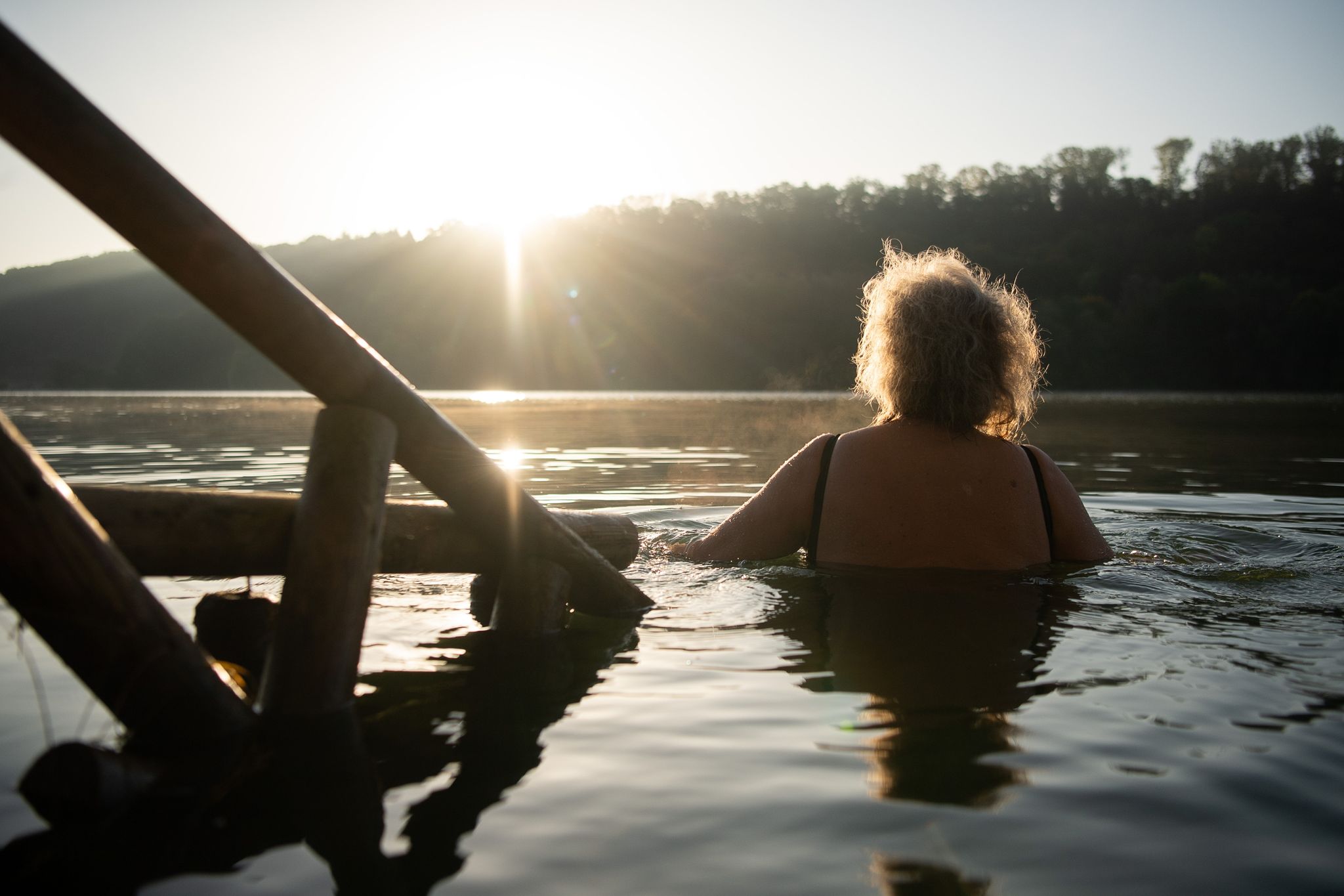 Frühlingshafte Temperaturen locken zum Baden, doch Vorsicht ist geboten: Der plötzliche Sprung in kühle Gewässer kann gefährlich sein.