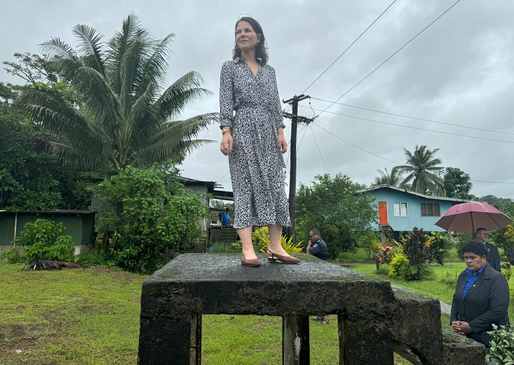 Die deutsche Außenministerin Annalena Baerbock besichtigt ein Dorf auf den Fidschi-Inseln, welches wegen Überschwemmungen umgesiedelt wird.