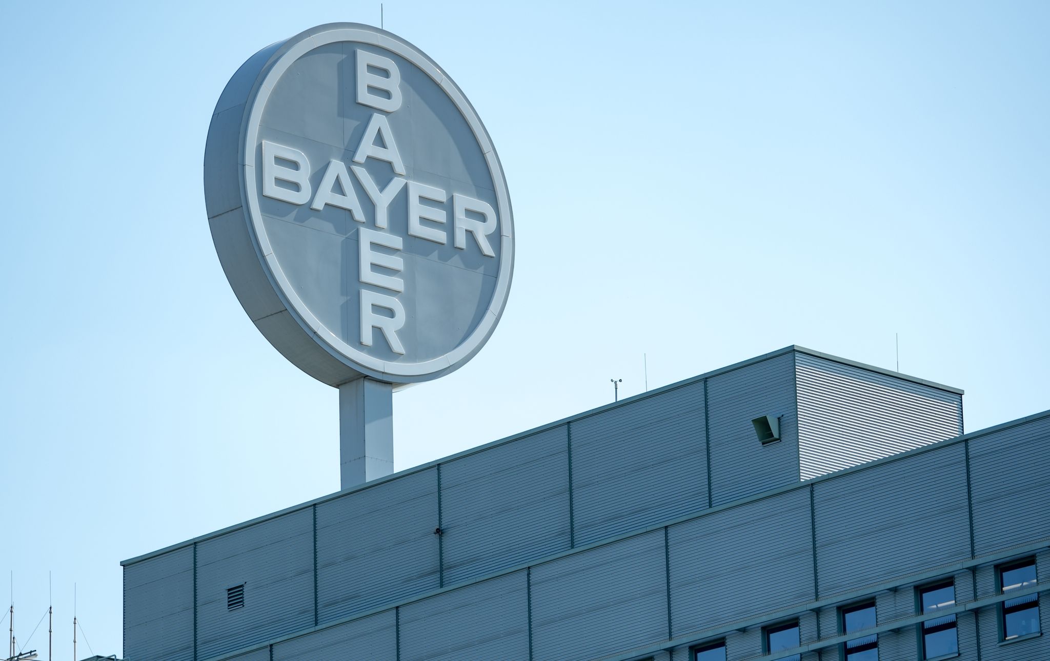 Die Probleme rund um den glyphosathaltigen Unkrautvernichter Roundup hat Bayer sich 2018 mit der milliardenschweren Monsanto-Übernahme ins Haus geholt.