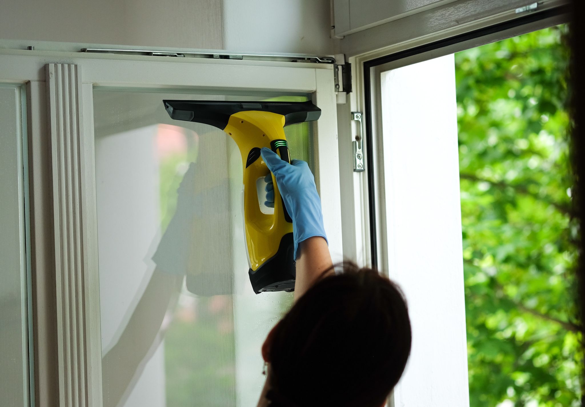 Streifenfreie Scheiben versprechen Akku-Fenstersauger - beim Kauf sollte man jedoch aufs Gewicht achten.