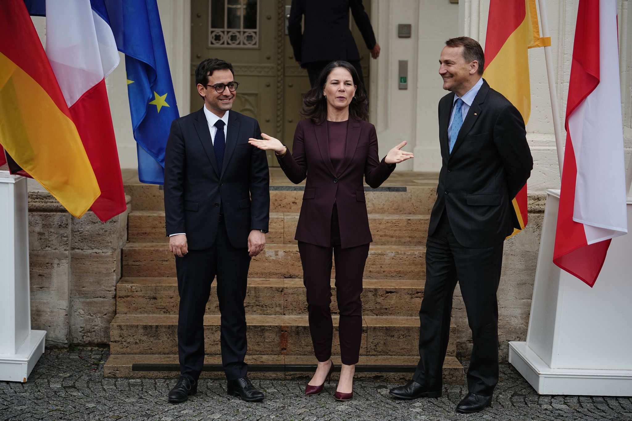 Wollen gegen Desinformation vorgehen: Deutschland Außenministerin Annalena Baerbock mit ihrem französischen Amtskollegen Stéphane Séjourné (l) und Radosław Sikorski aus Polen.