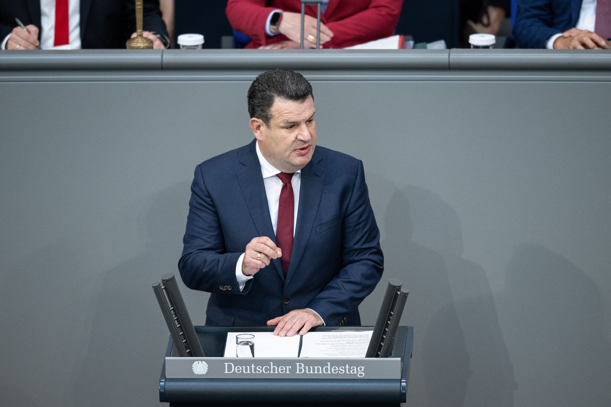 Bundesarbeitsminister Hubertus Heil spricht bei der Debatte im Bundestag. Die Gesetzesänderung zur Vergütung von Betriebsräten wurde vom Parlament einstimmig beschlossen.