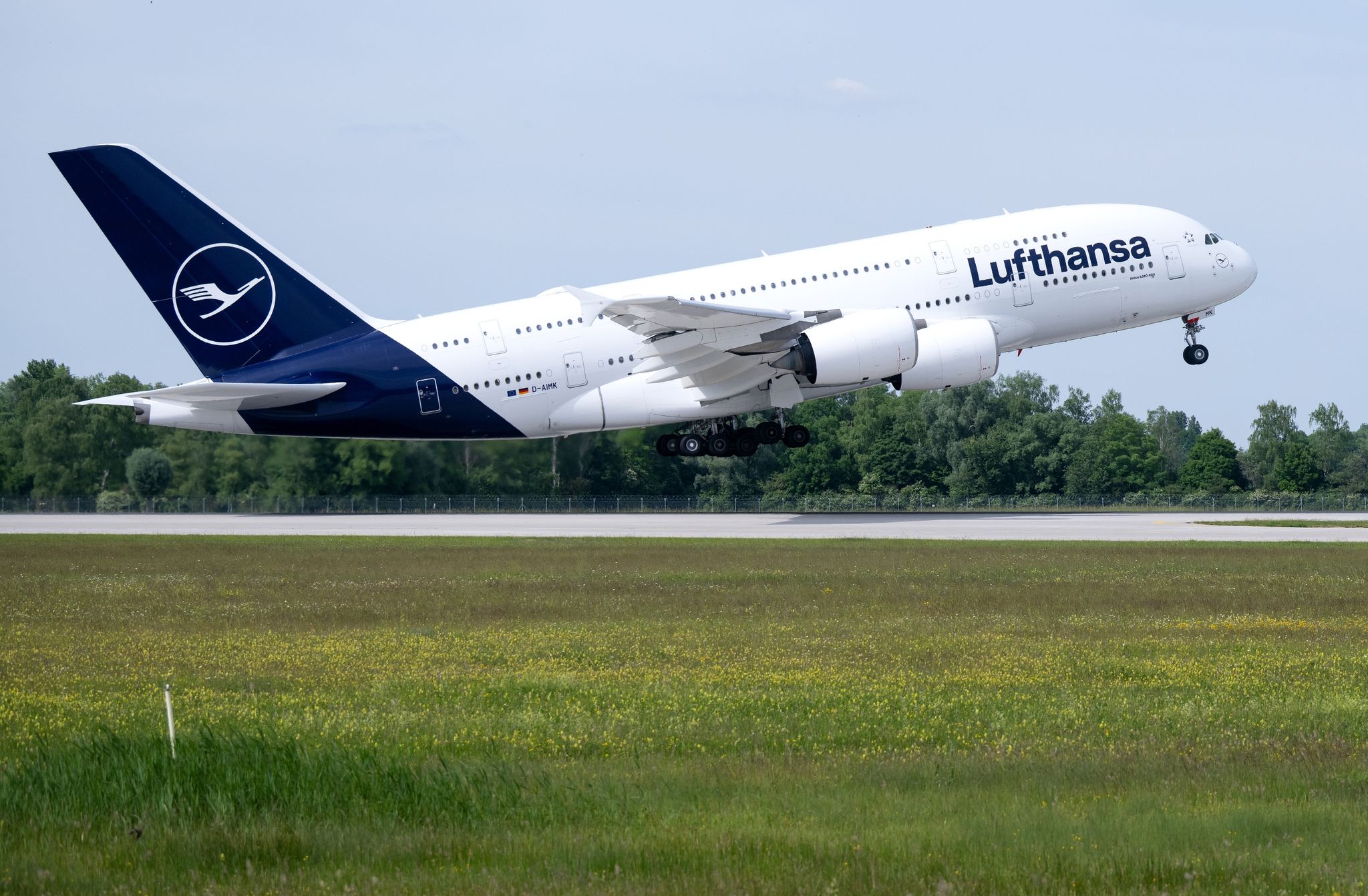 Eine Lufthansa-Maschine des Typs Airbus A380 startet auf dem Flughafen nach Boston.
