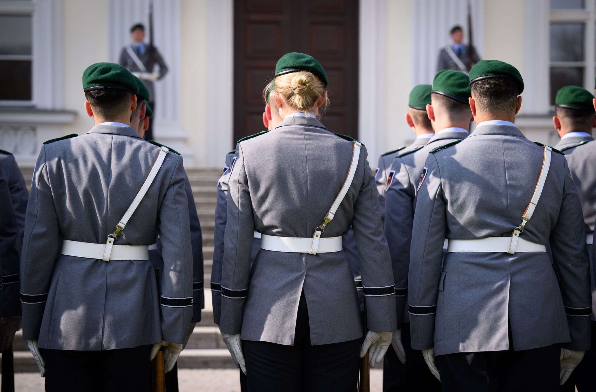Soldaten der Ehrenformation der Bundeswehr vorm Schloss Bellevue. Künftig findet in Deutschland jeweils am 15. Juni der Nationale Veteranentag statt.