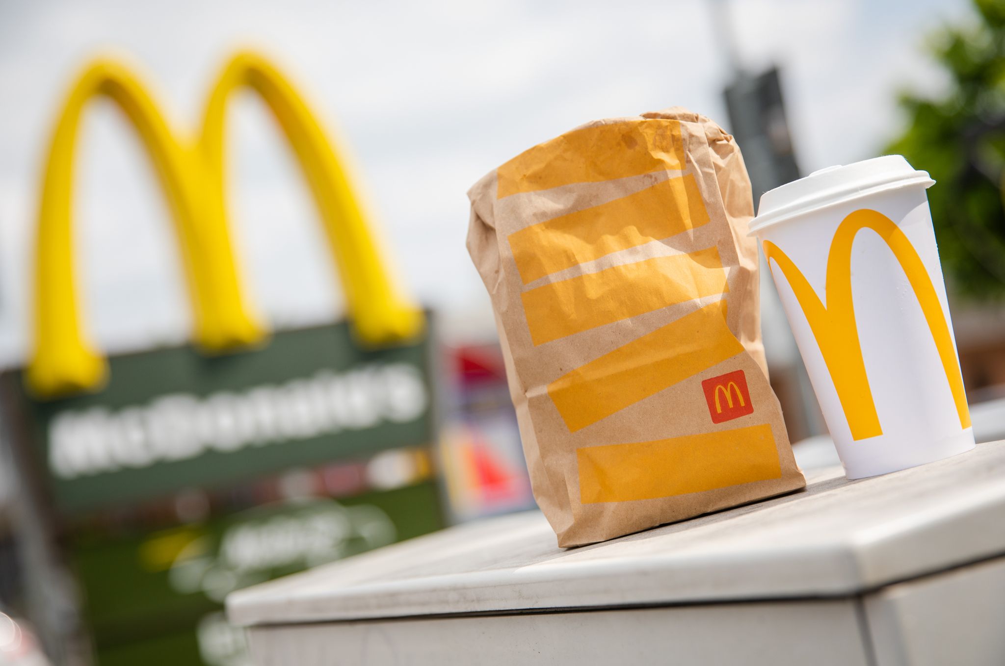 Vergangenes Jahr sind mehr Menschen zu McDonald's, Burger King und Co. gegangen und haben dort mehr Geld ausgegeben.