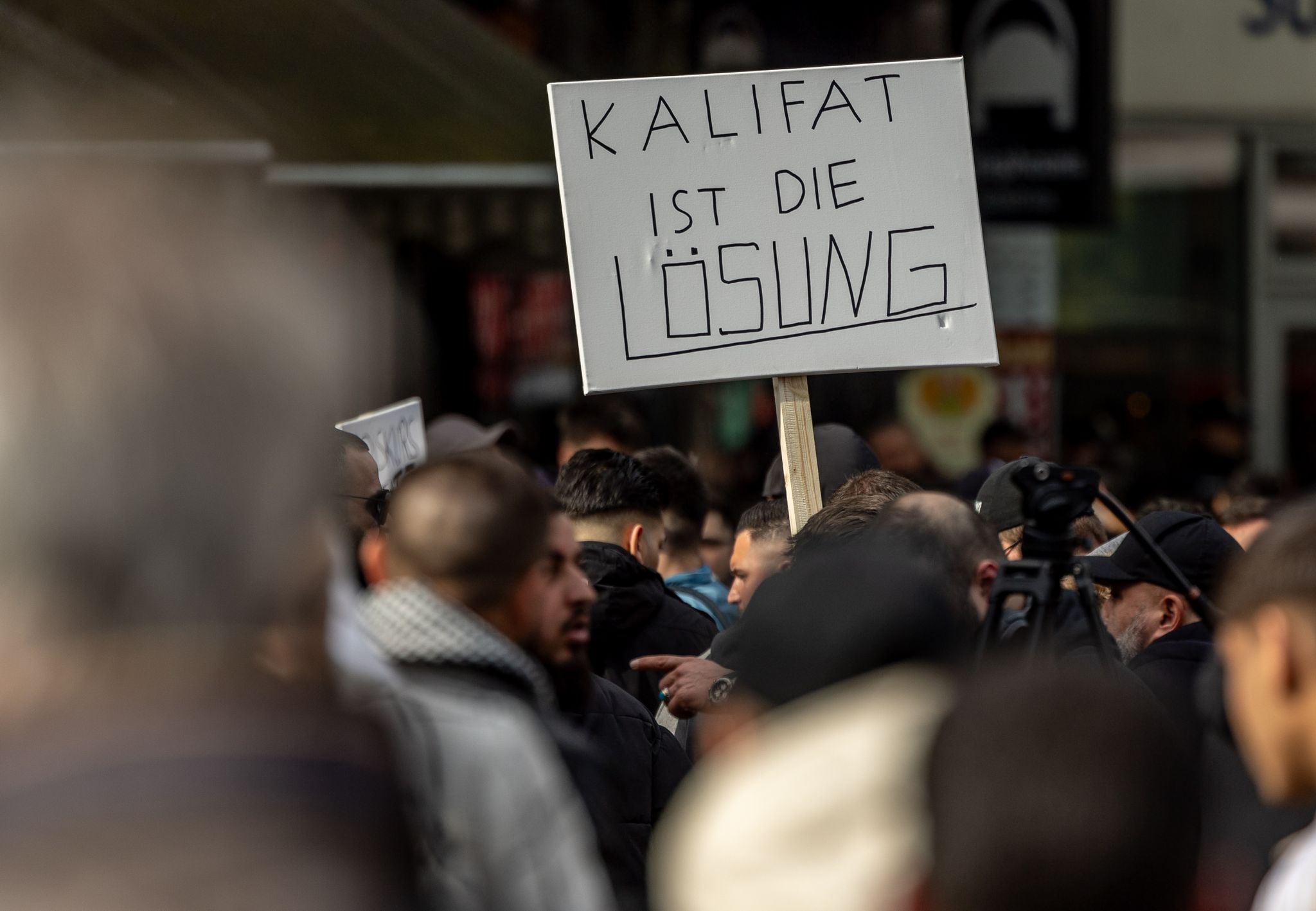 Teilnehmer einer Islamisten-Demo hielten bei der Demonstration am 27. April unter anderem ein Plakat mit der Aufschrift «Kalifat ist die Lösung» in die Höhe.