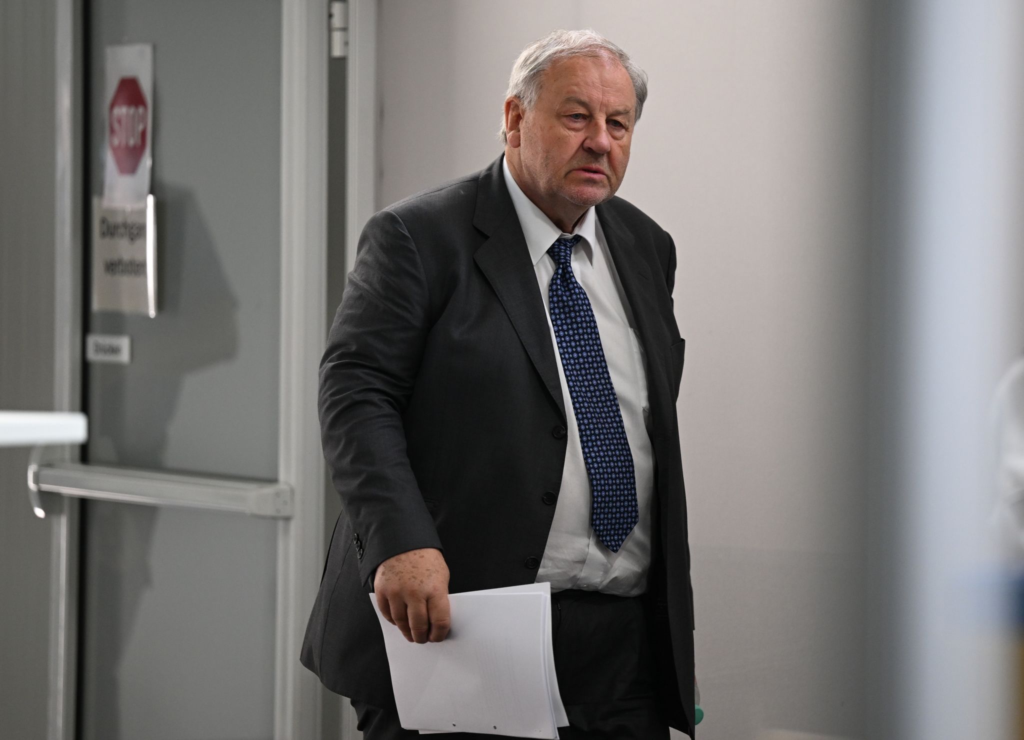 Der Steueranwalt Hanno Berger kommt zum Prozessauftakt in den Gerichtssaal.