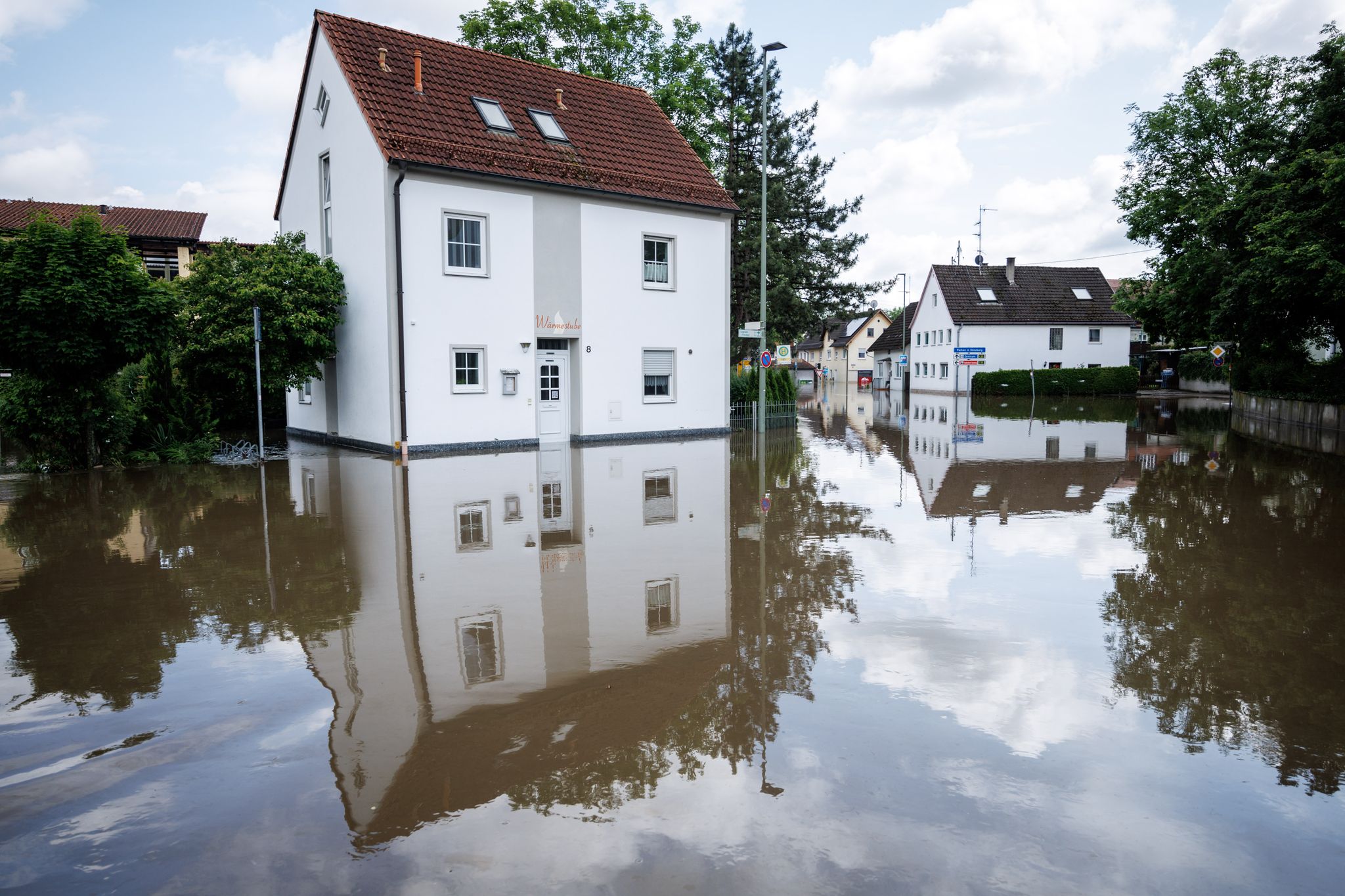 Eine Überlutete Hauptstraße nahe der Donaubrücke in Günzburg, Bayern.