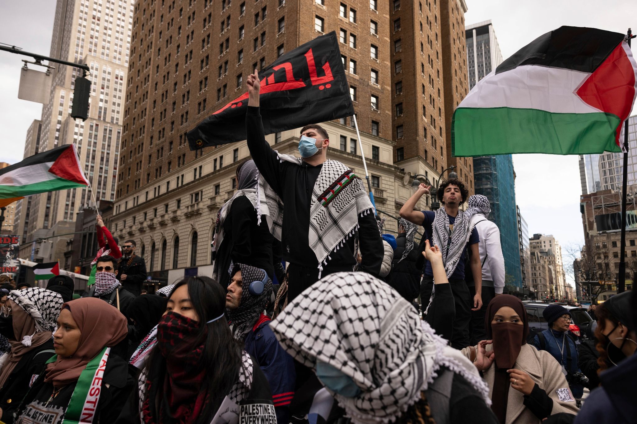 Propalästinensische Demonstranten skandieren Parolen während einer Demonstration in New York (Symbolbild).