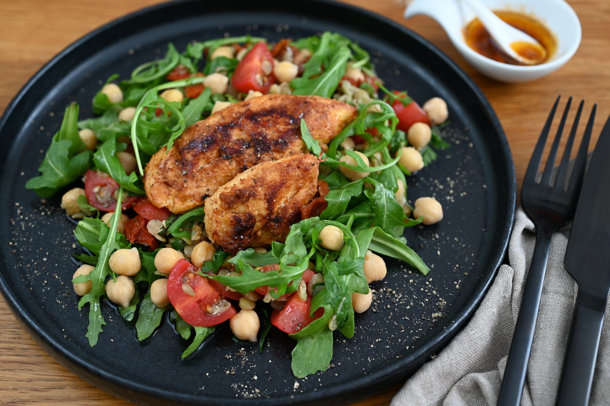 Der Hülsenfrüchte-Salat wird mit Hähnchenbrustfilets getoppt. Sie werden zuvor so mariniert, dass sie zugleich fruchtig, aber auch scharf sind. Der Clou ist ein Extra-Hauch von Zimt.