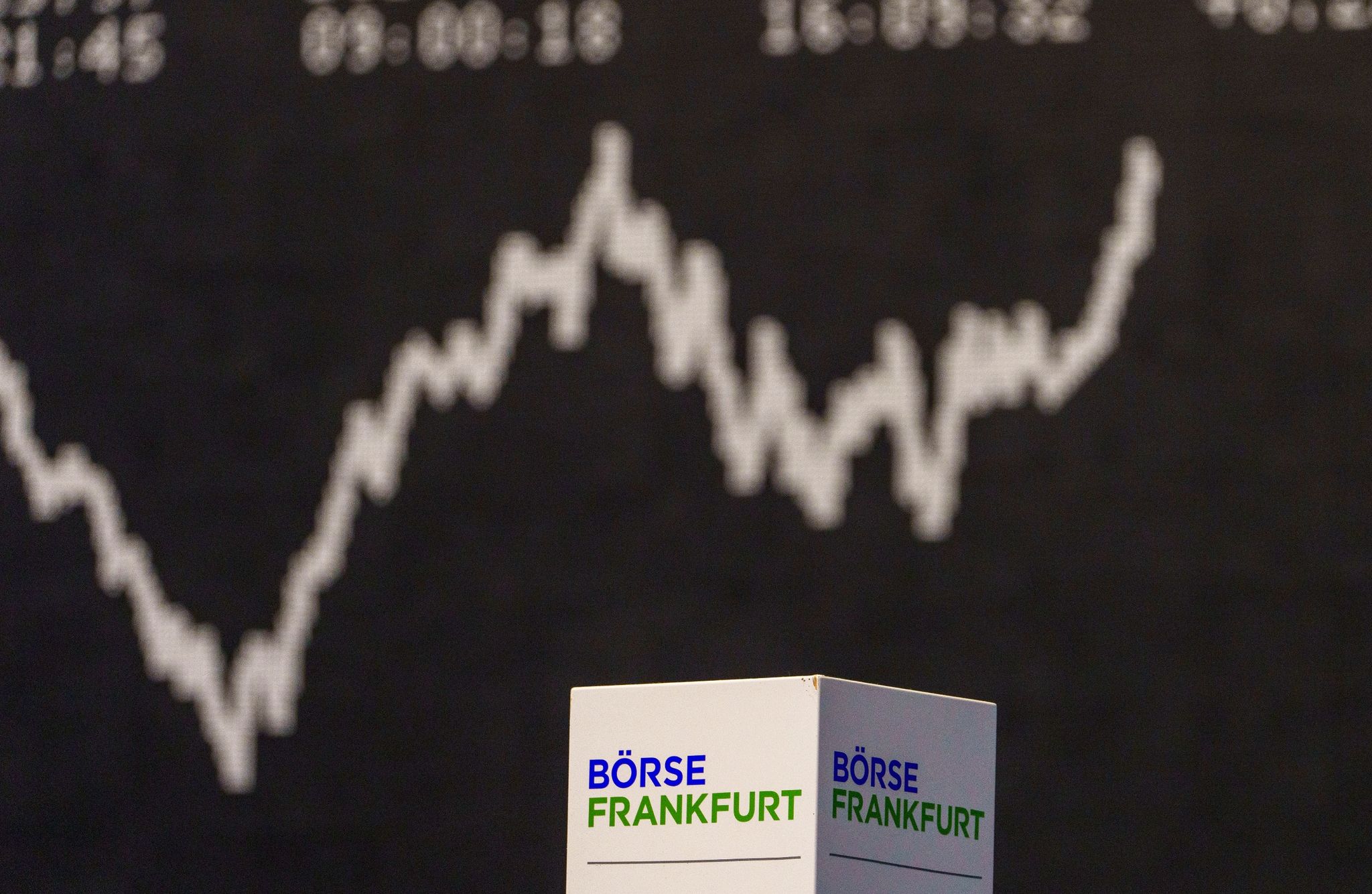 Die Kurve des deutschen Aktienindex (DAX) zeigt nach oben. Die Deutsche Börse hat im ersten Quartal 2024 deutlich mehr verdient als erwartet.