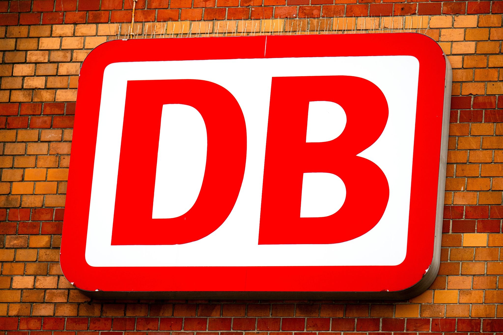 Bei der Deutschen Bahn (DB) stehen Sparmaßnahmen an.